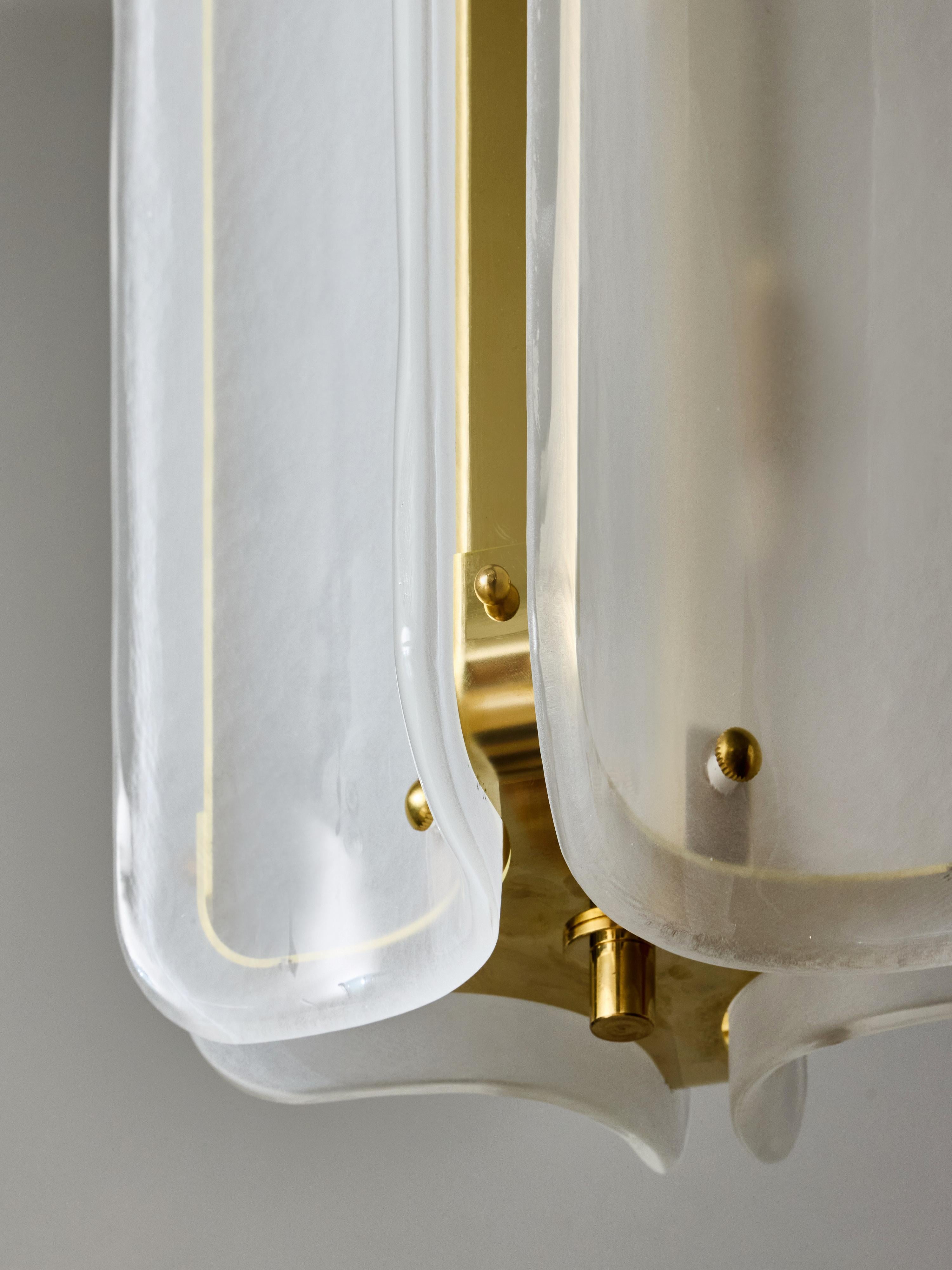 Ottone Ciondolo in vetro di Murano e ottone di colore bianco in vendita