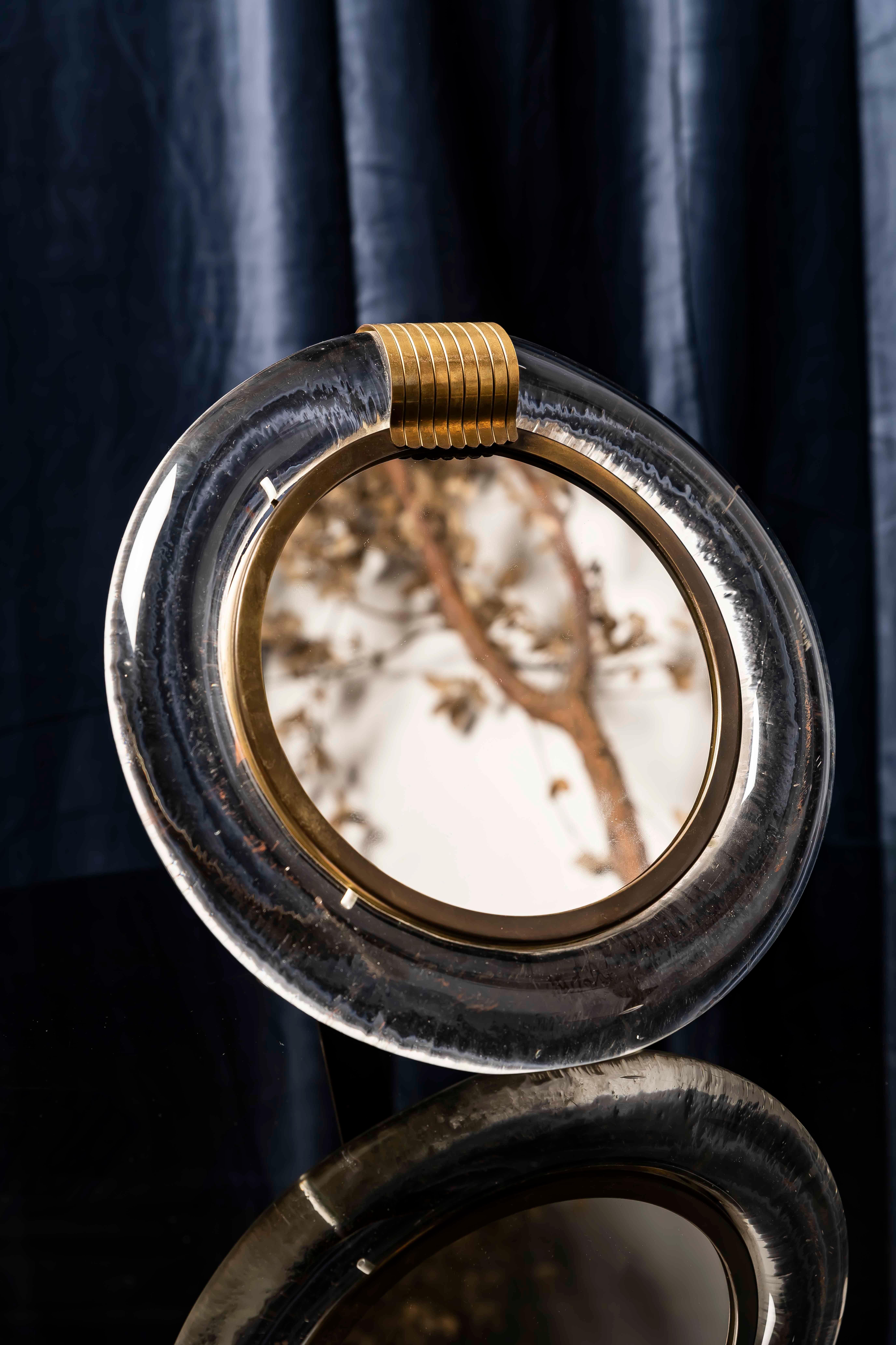 Elegant round table mirror designed and produced by Seguso Vetri d'Arte in Murano, Italy, circa 1960s. A beautiful example of mid-century Italian design, this piece embodies the timeless sophistication for which Murano glasswork is celebrated.

The