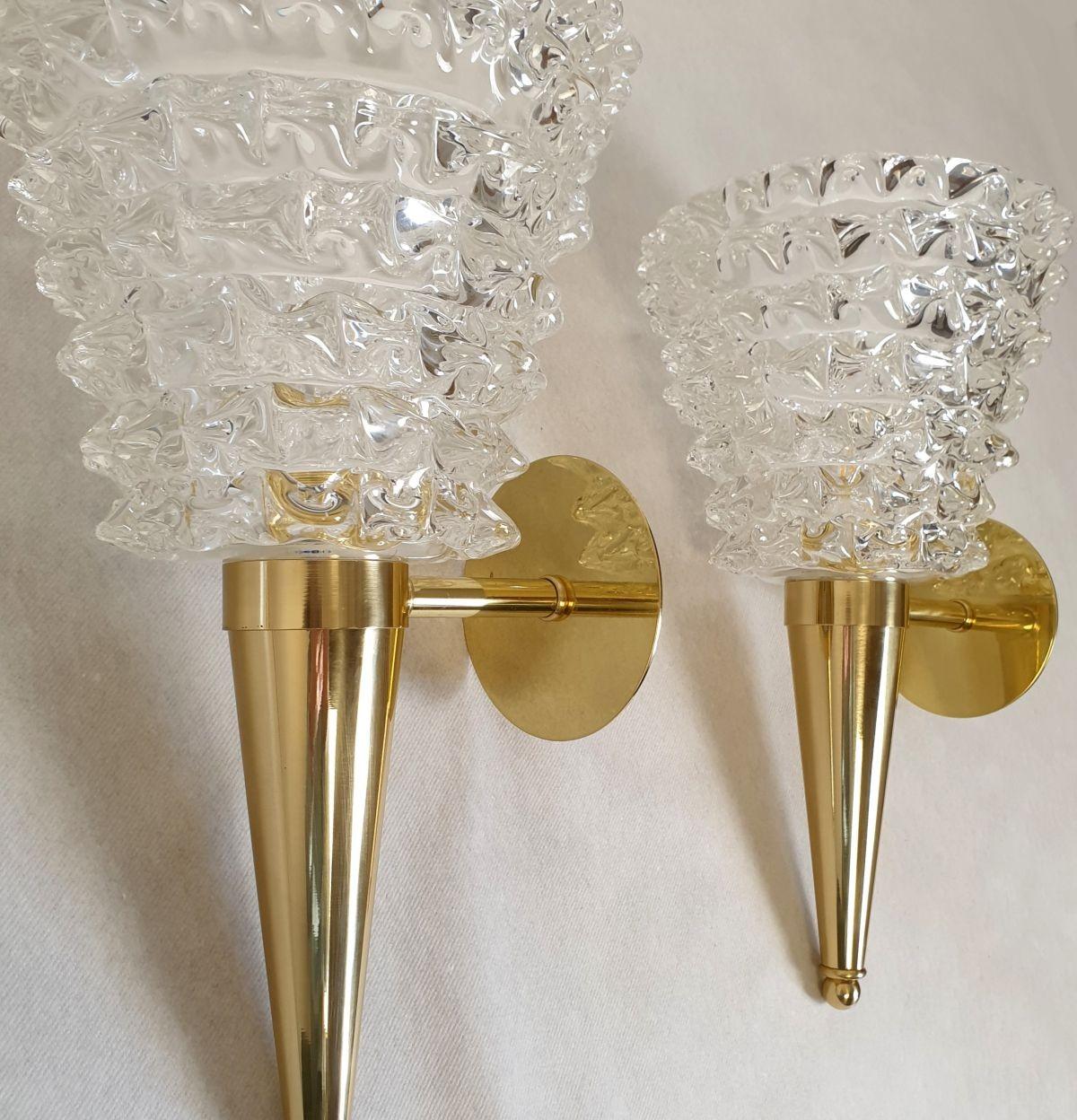 Paar Mid Century Modern Murano Glas und Messing Wandleuchten, Barovier & Toso Stil Italien 1980er Jahre.
Die Mid-Century Wandleuchten sind aus einem Kristall Rostrato Murano Glasschirm: unregelmäßig und dick Murano handgefertigte Dekor.
Die