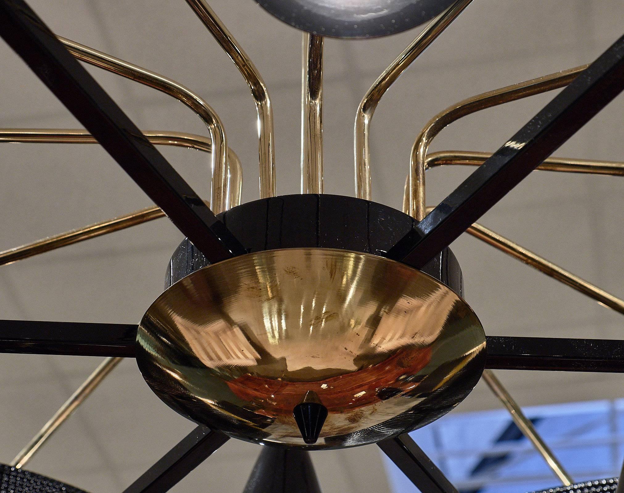 Murano Glass and Brass “Scudi” Chandelier In Excellent Condition For Sale In Austin, TX