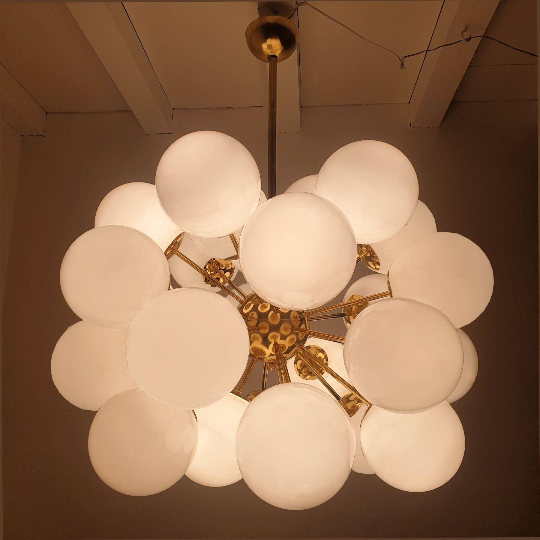 Mid-Century Modern Murano Glass and Brass Sputnik Chandelier - Italy For Sale