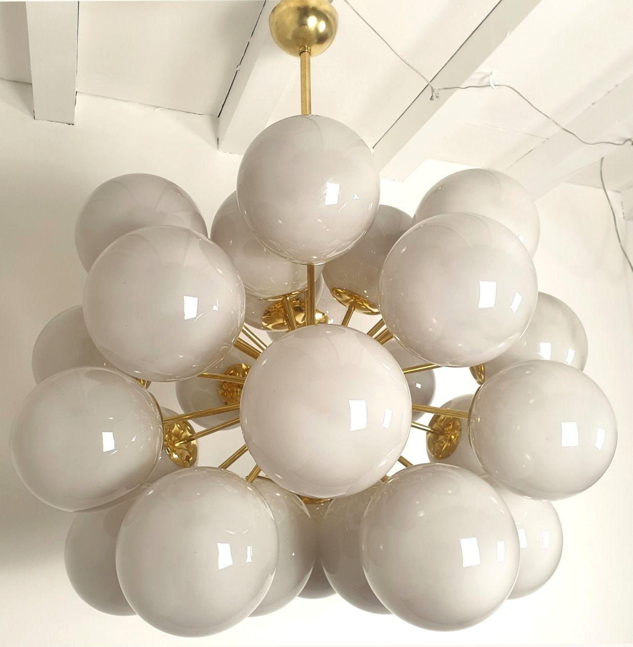 Murano Glass and Brass Sputnik Chandelier - Italy In Excellent Condition For Sale In Dallas, TX