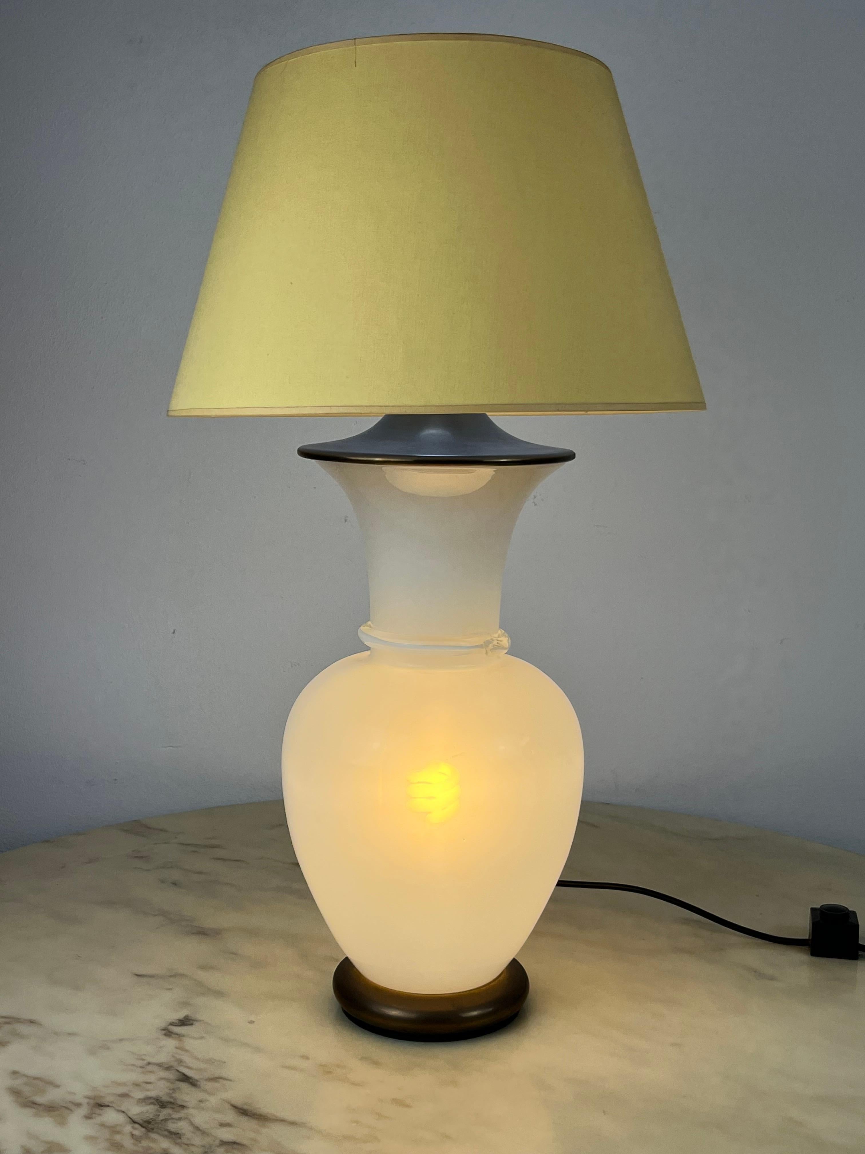 Murano glass and brass table lamp, F. Fabbian, Italy, 1970s
Found in a noble apartment.
Very beautiful and particular because it has a double ignition. It has a lamp inside the pot-bellied part and one in the lampshade housing. High 72 cm; Diameter