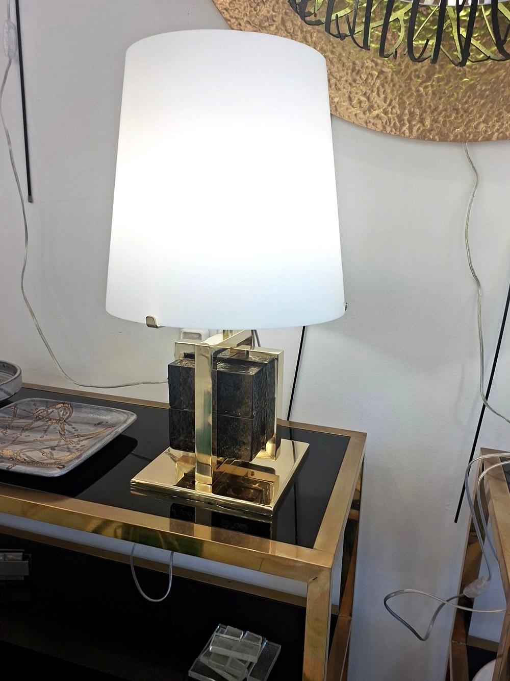 Lámpara de sobremesa de cristal de Murano y latón con pantalla de cristal opalino blanco mate.
es posible comprar sólo uno a petición