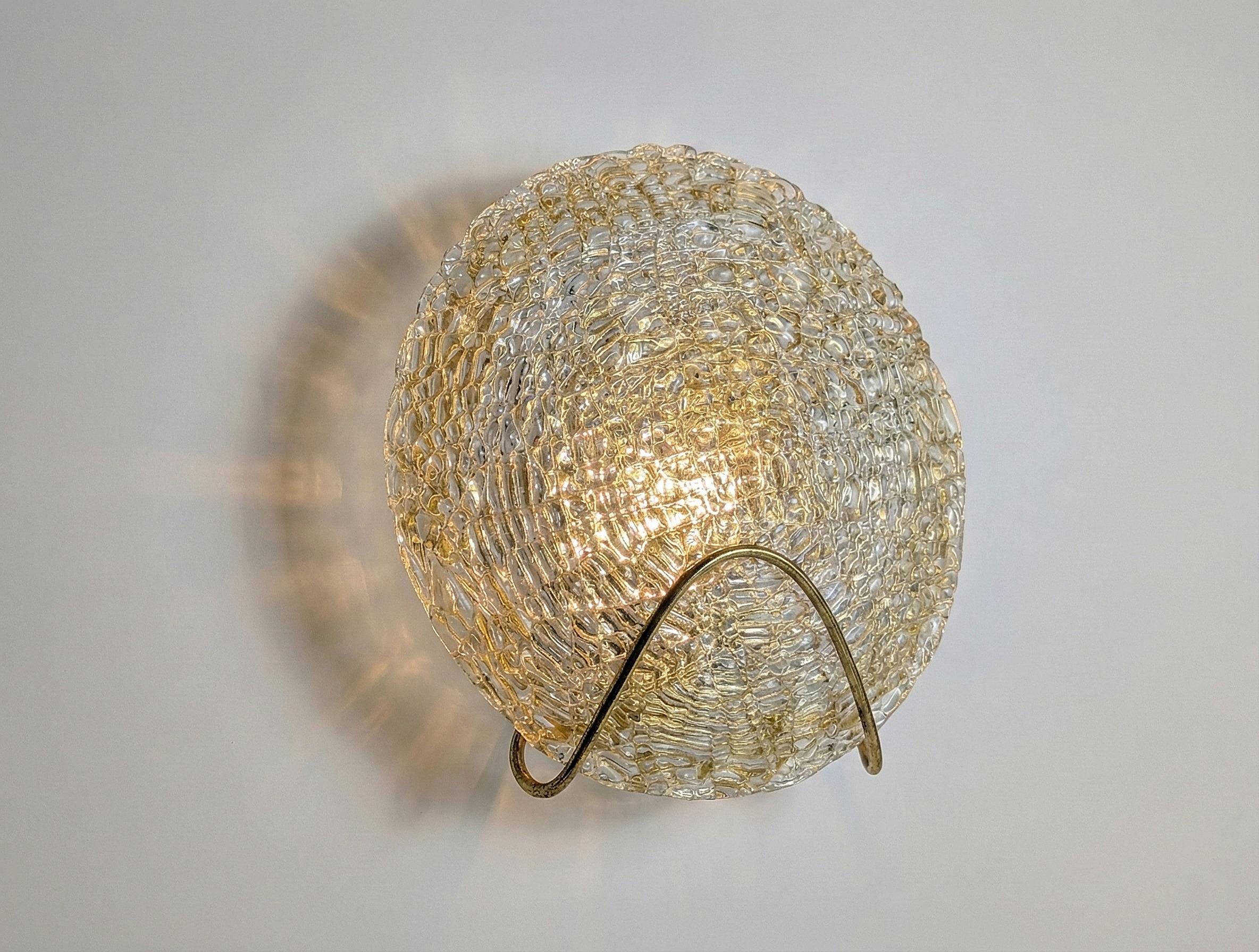 Aplique de cristal de Murano y latón, Austria Años 70 Moderno de mediados de siglo en venta