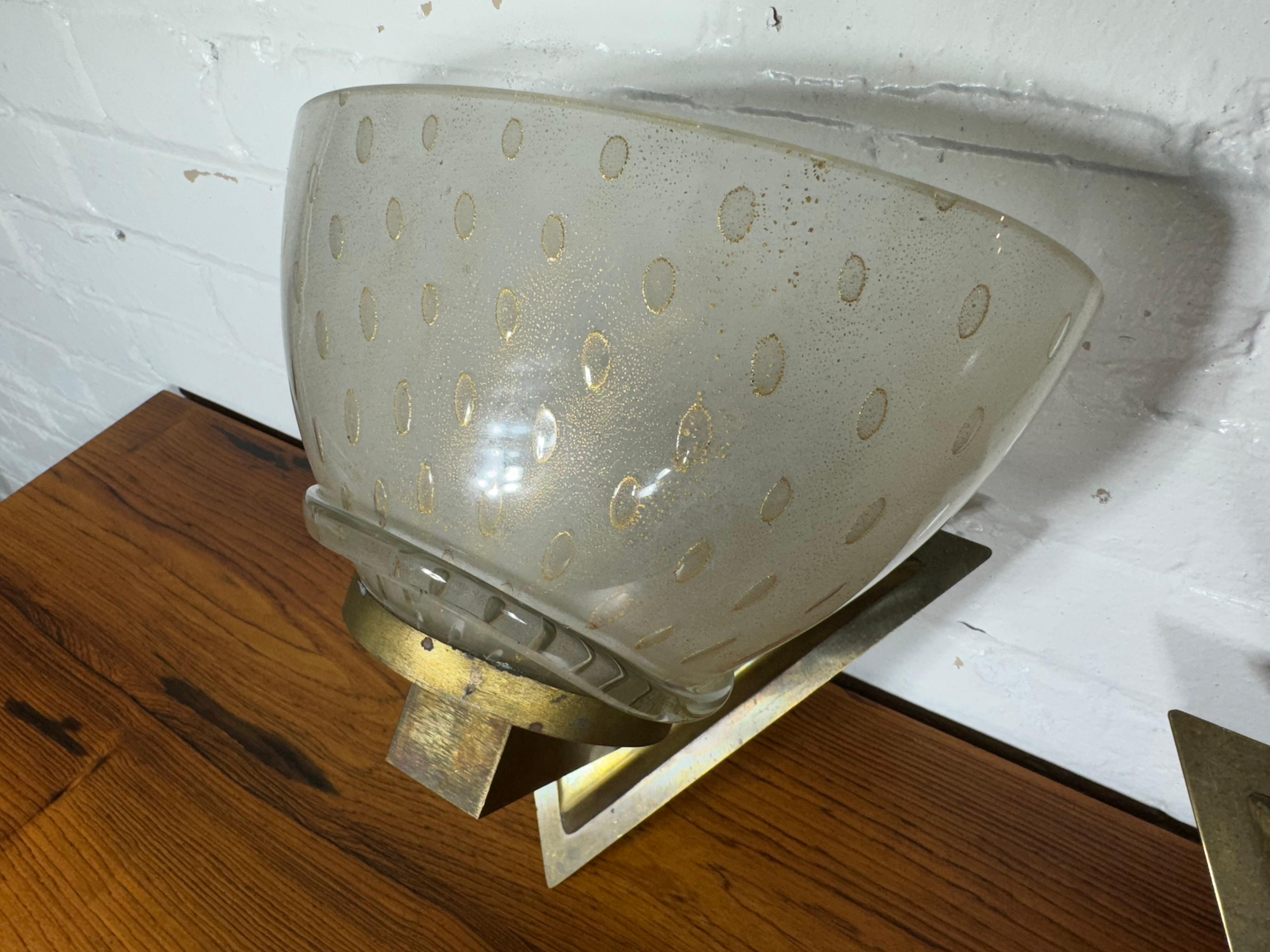 Murano Glas und Bronze Art Deco Stil / Italienische Wandleuchten/ SAGUSO MURANO... Wunderschönes mundgeblasenes Kunstglas, Goldfolie, kontrollierte Blase, klassisches Art Deco / modernistisches Design, hochwertige polierte Messing / Bronzebeschläge.