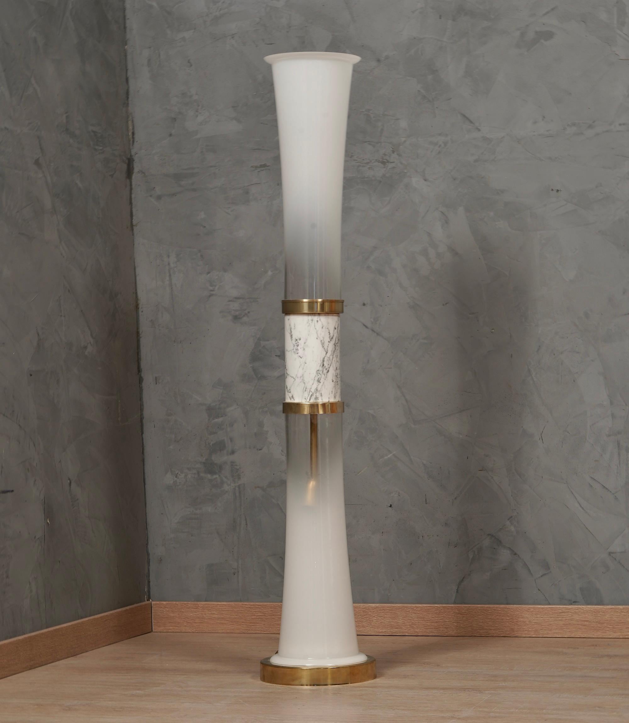 Very original floor lamp in Murano glass, Carrara marble and brass. Use of unusual materials for a one-of-a-kind floor lamp. The brass stands out above all this white marble and glass.

The floor lamp is made up of a series of overlapping pieces.