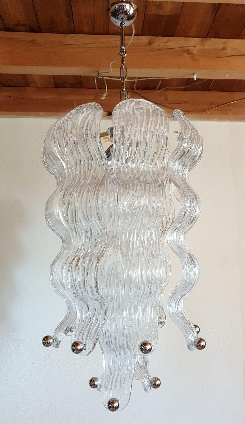 Grand lustre en verre de Murano moderne du milieu du siècle avec des accessoires chromés, attribué à Mazzega, Italie, années 1970.
Deux lustres disponibles - ensemble de deux ; vendus et tarifés individuellement.
Cette lampe suspendue de style