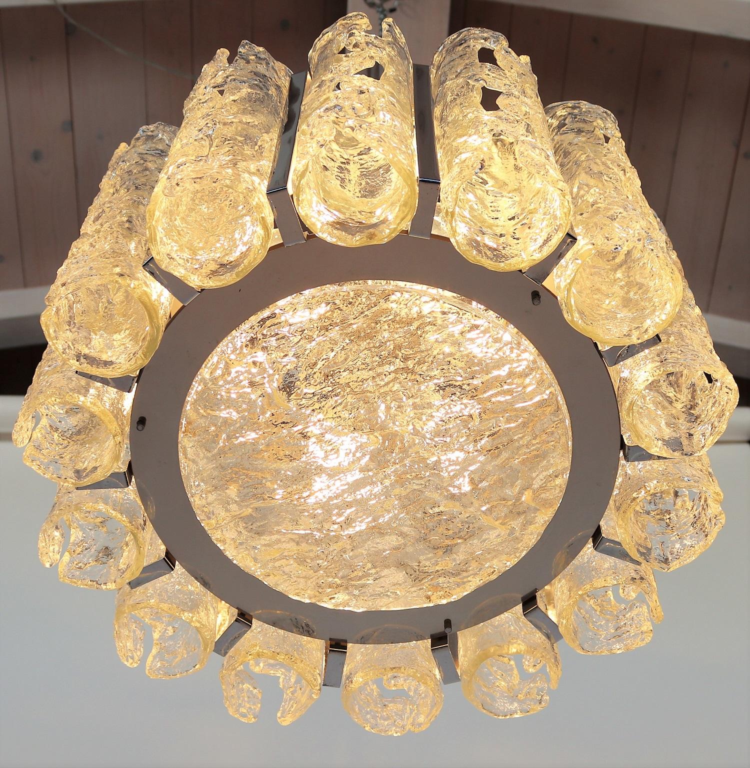 Murano Glass and Chrome Chandelier attributed to Barovier and Toso, 1970s In Good Condition For Sale In Morazzone, Varese