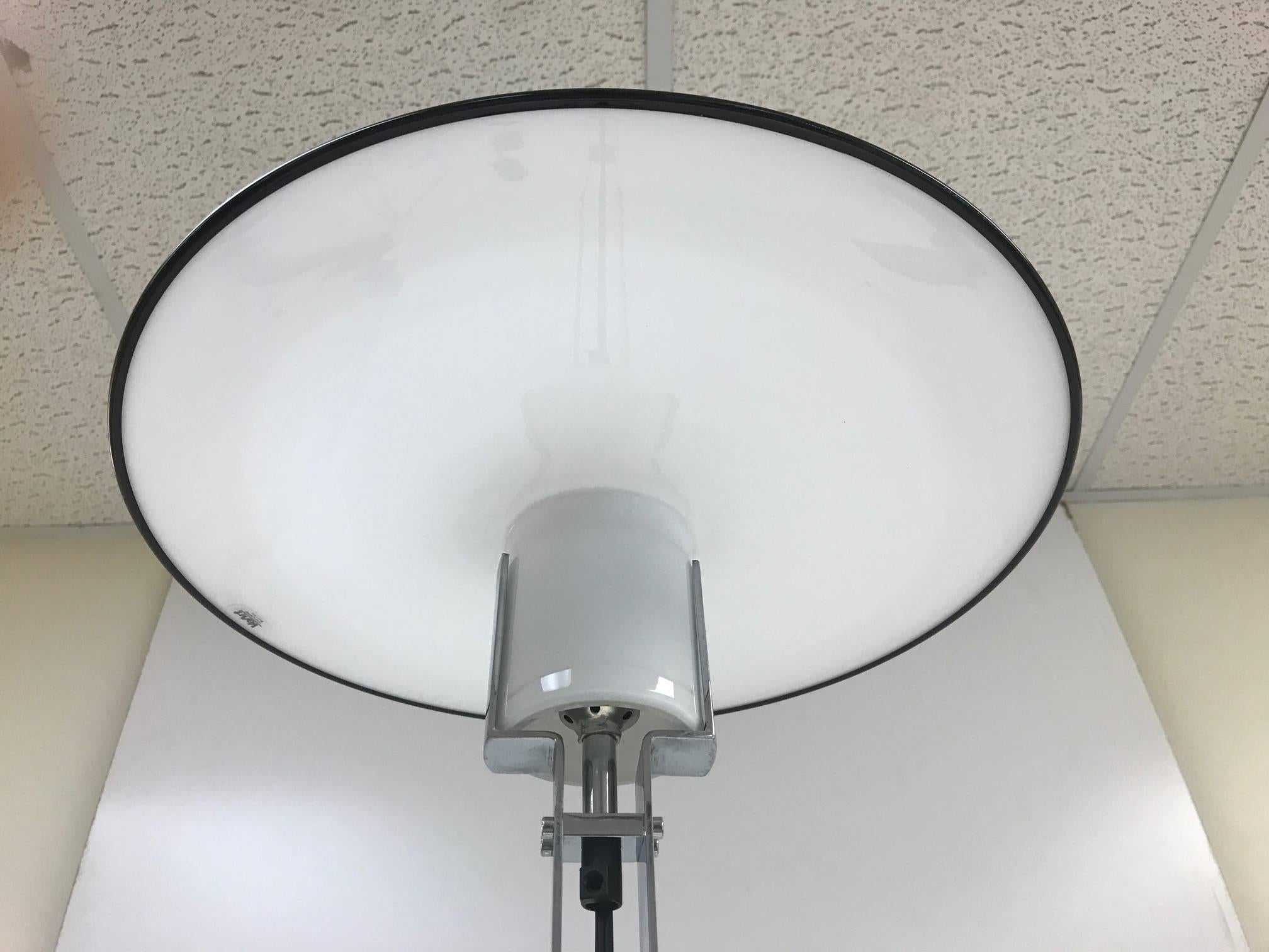 Lampada da terra in vetro di Murano e cromo di VeArt.

Dai un'occhiata agli altri articoli elencati separatamente (Divano Kagan Crescent, Scultura di pennelli e Tavolo David Ebner). (Vedi l'immagine in questo annuncio).