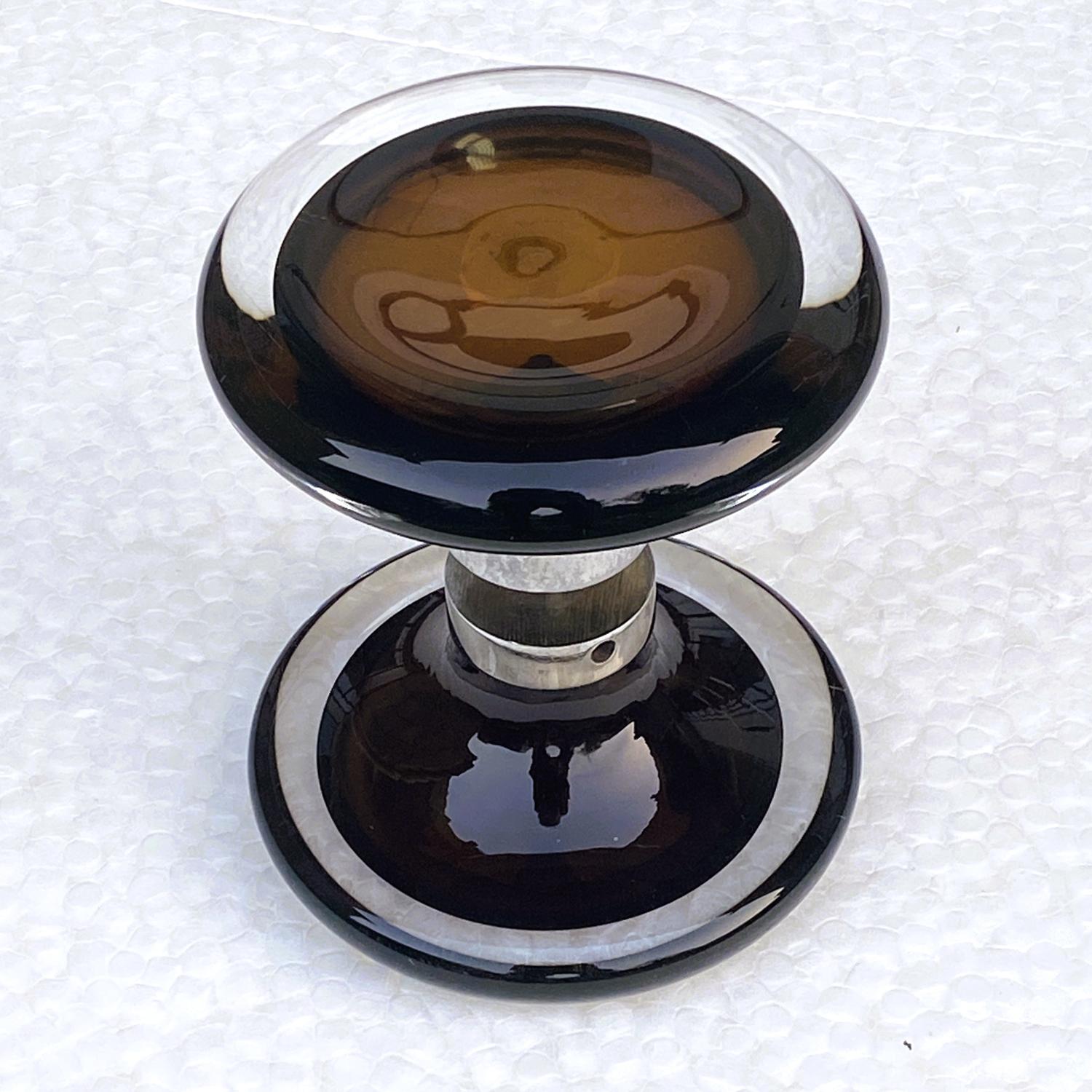 Paire de petites poignées de porte doubles en verre massif soufflé à la main de Murano, avec le centre en brun chocolat et l'anneau extérieur en verre clair, montées sur un manchon chromé attribué à Seguso, années 1960.
Le sommerso est une technique
