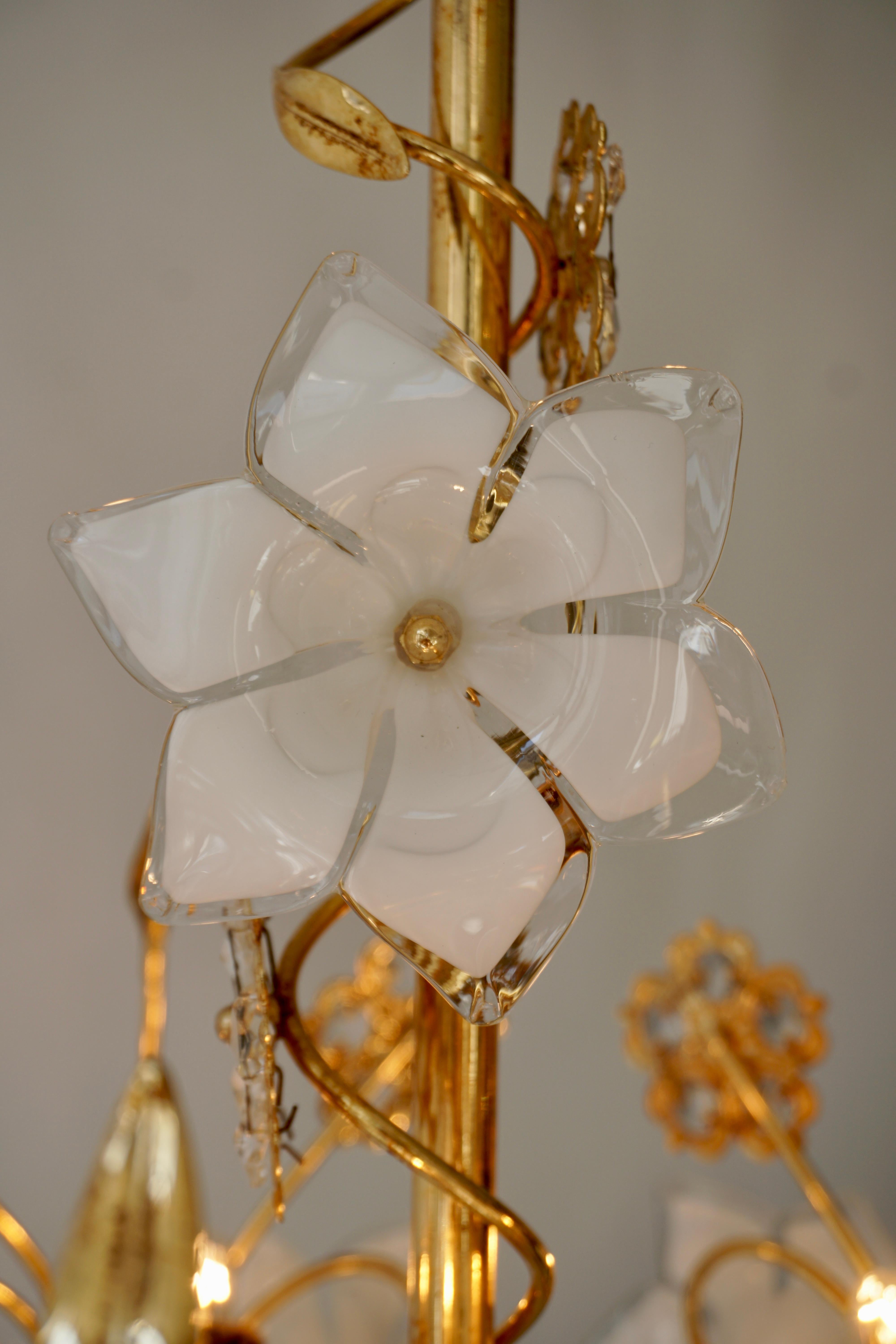 Murano Glass and Crystal Chandelier with White Flowers  In Good Condition For Sale In Antwerp, BE