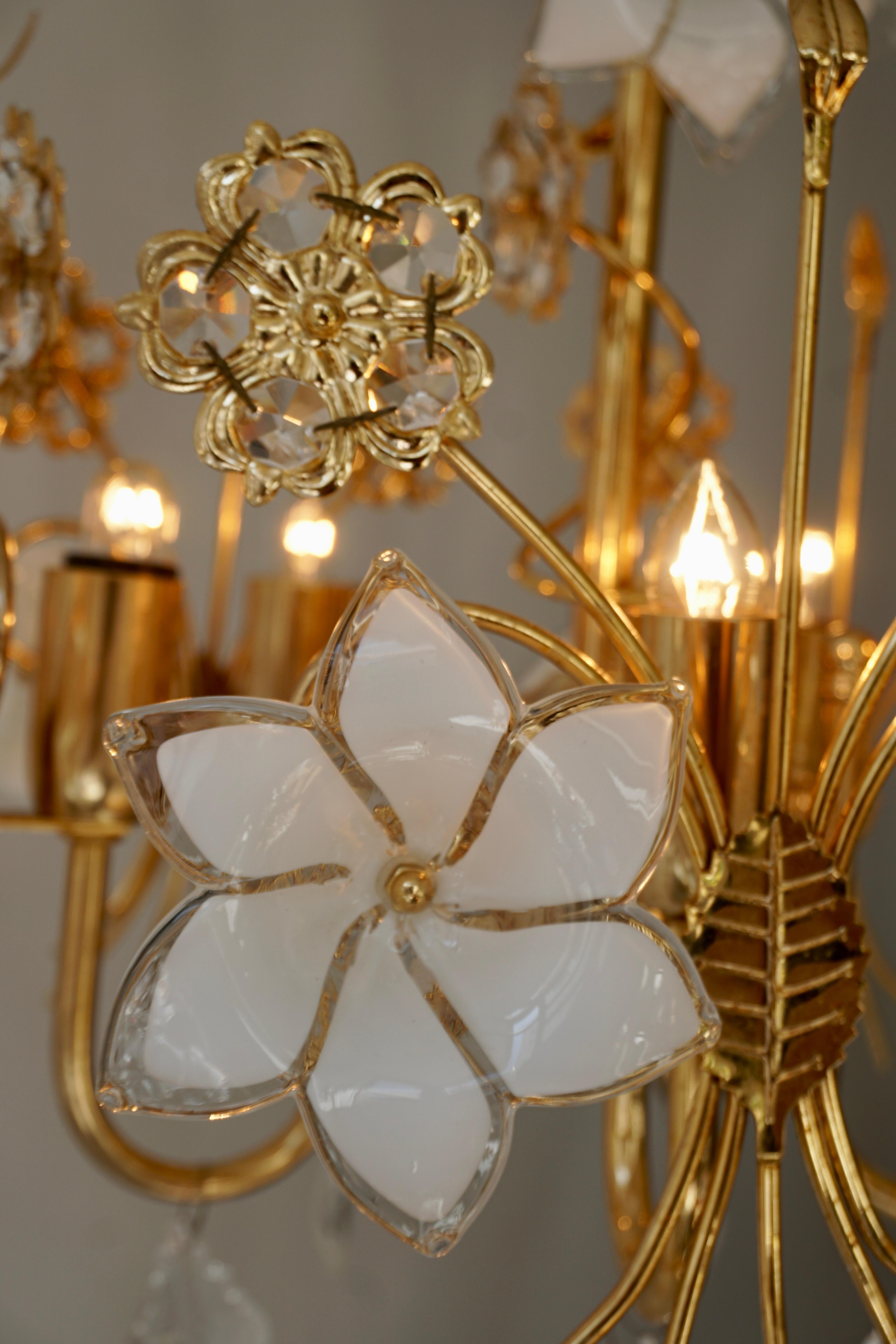 20th Century Murano Glass and Crystal Chandelier with White Flowers  For Sale