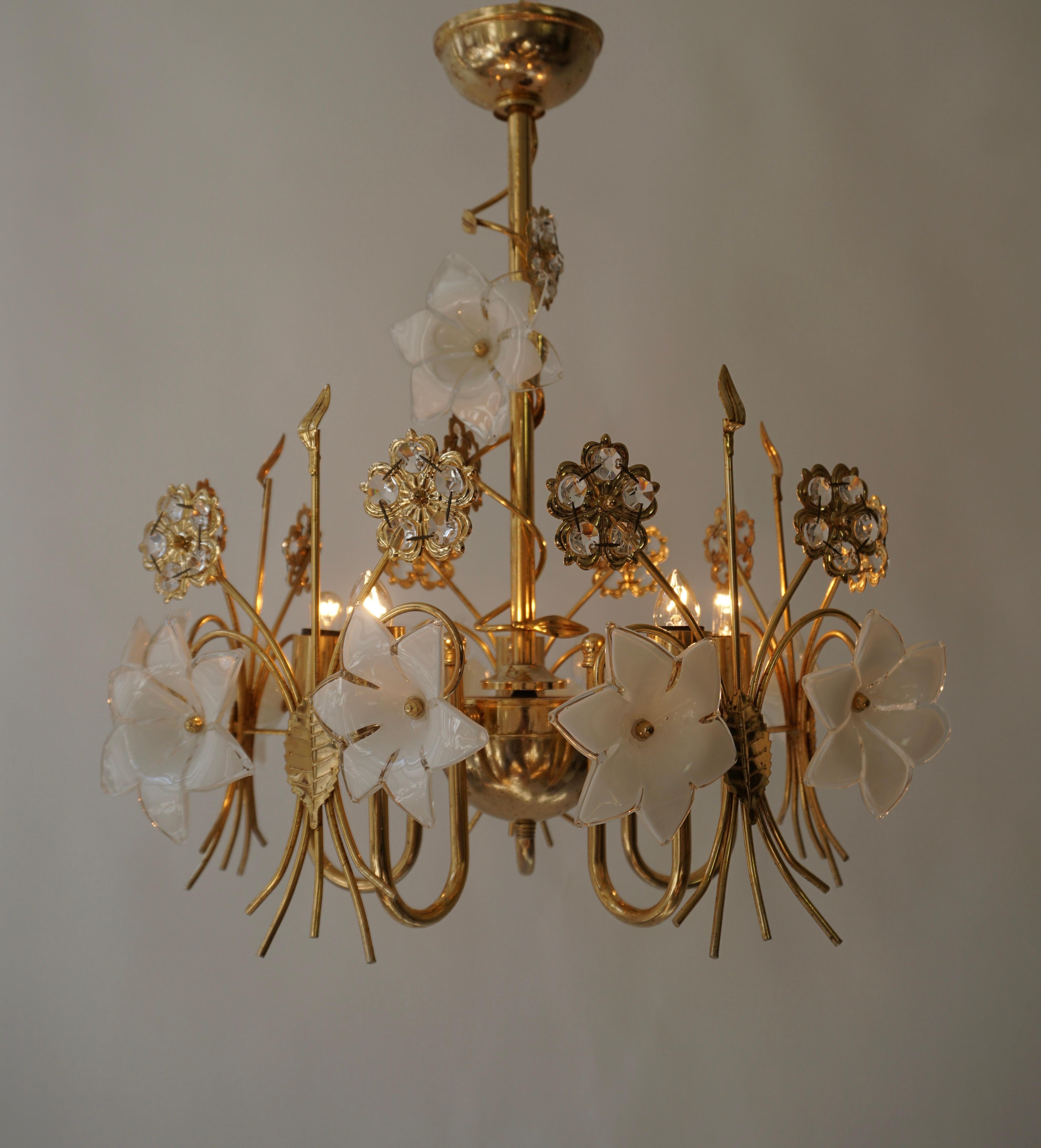 Murano Glass and Crystal Chandelier with White Flowers  For Sale 1