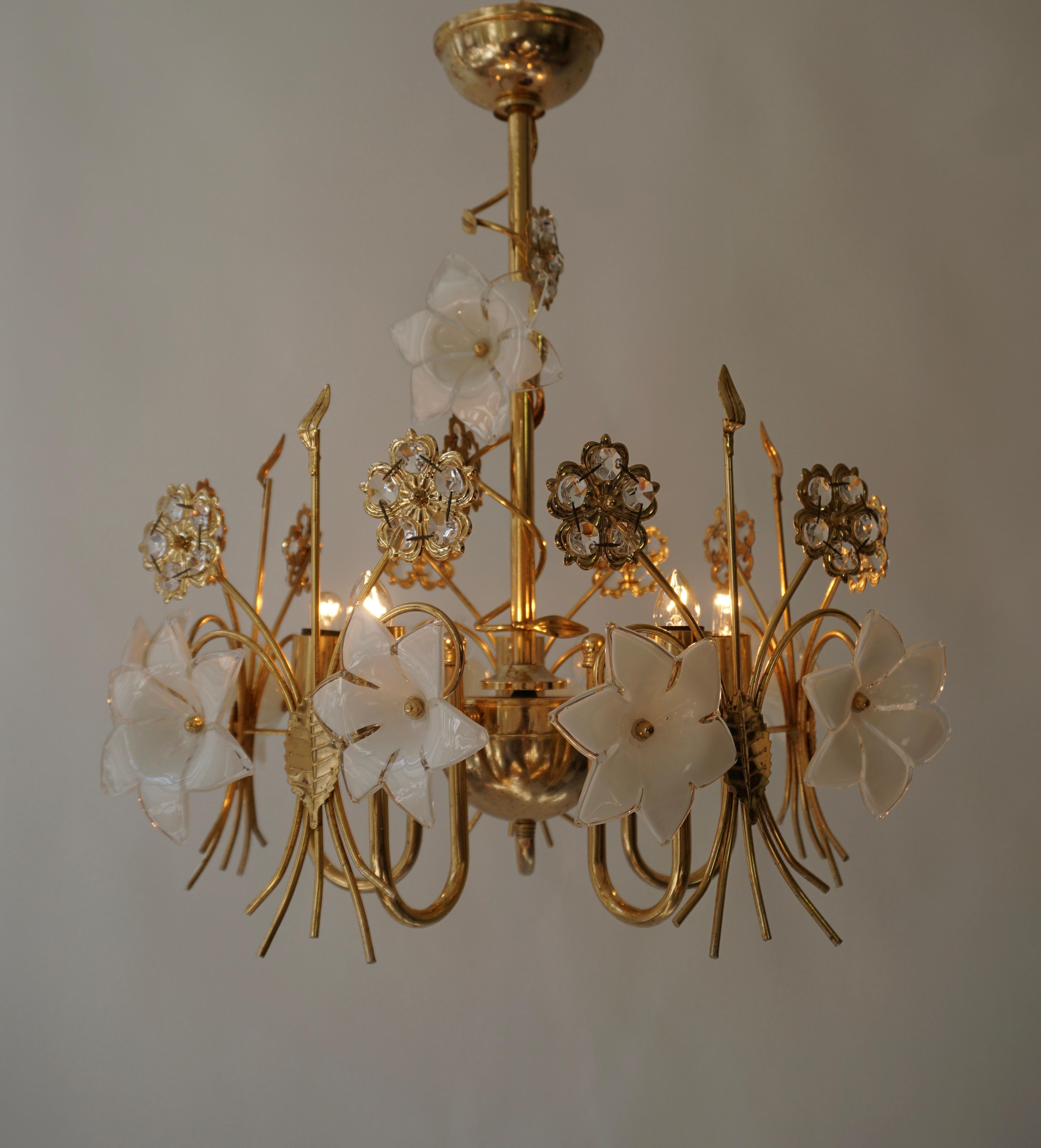 Murano Glass and Crystal Chandelier with White Flowers For Sale 1