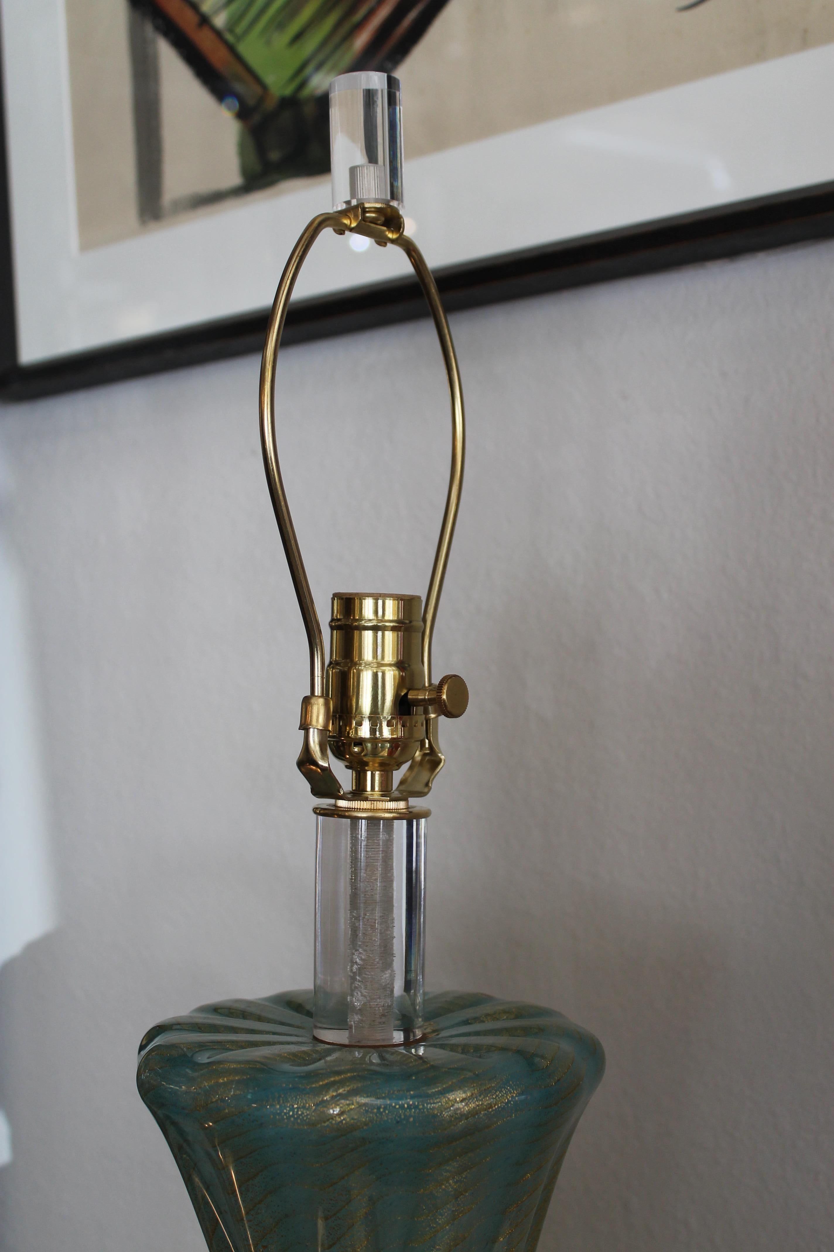 Murano Glass and Lucite Table Lamp Attrib. to Barovier & Toso For Sale 4