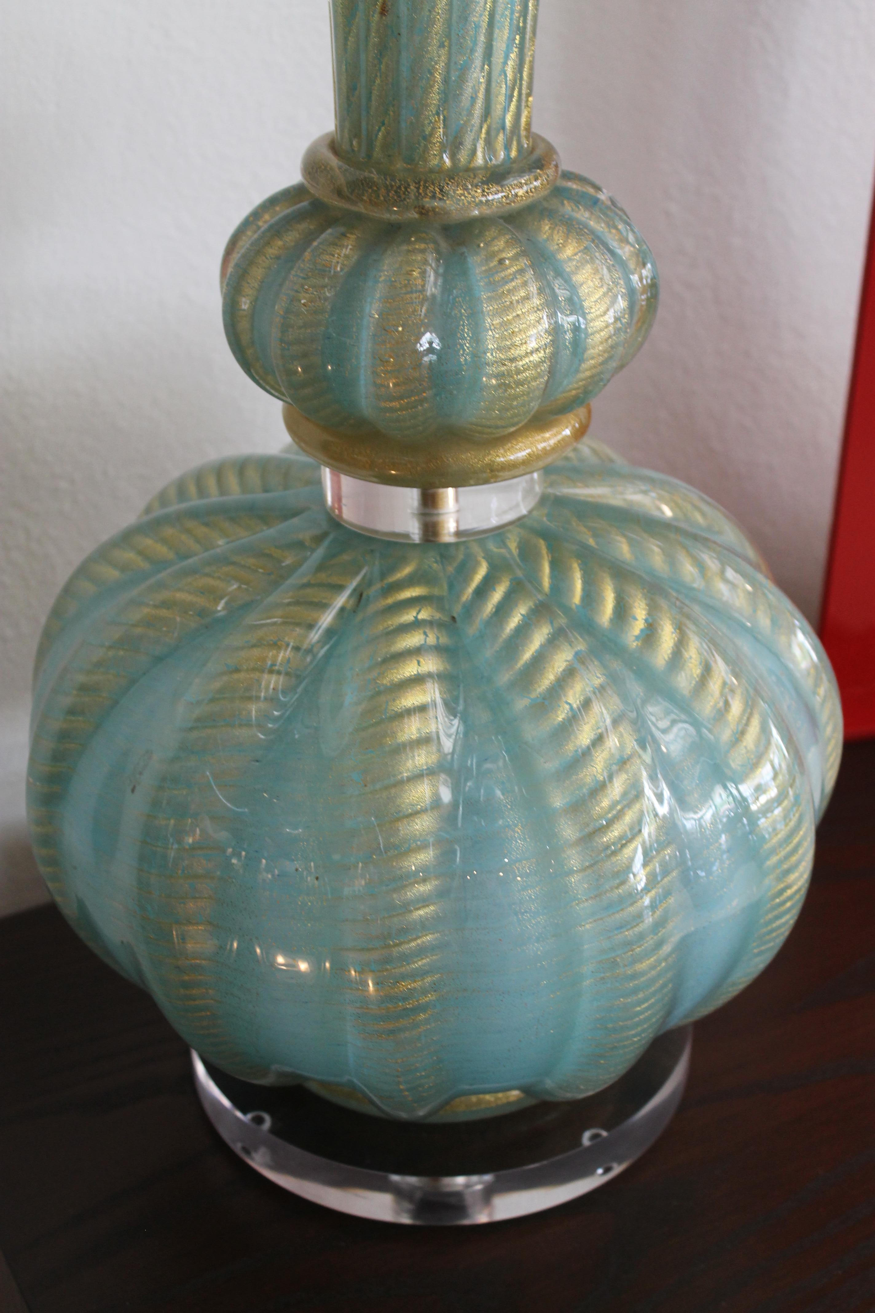 Murano Glass and Lucite Table Lamp Attrib. to Barovier & Toso In Good Condition For Sale In Palm Springs, CA