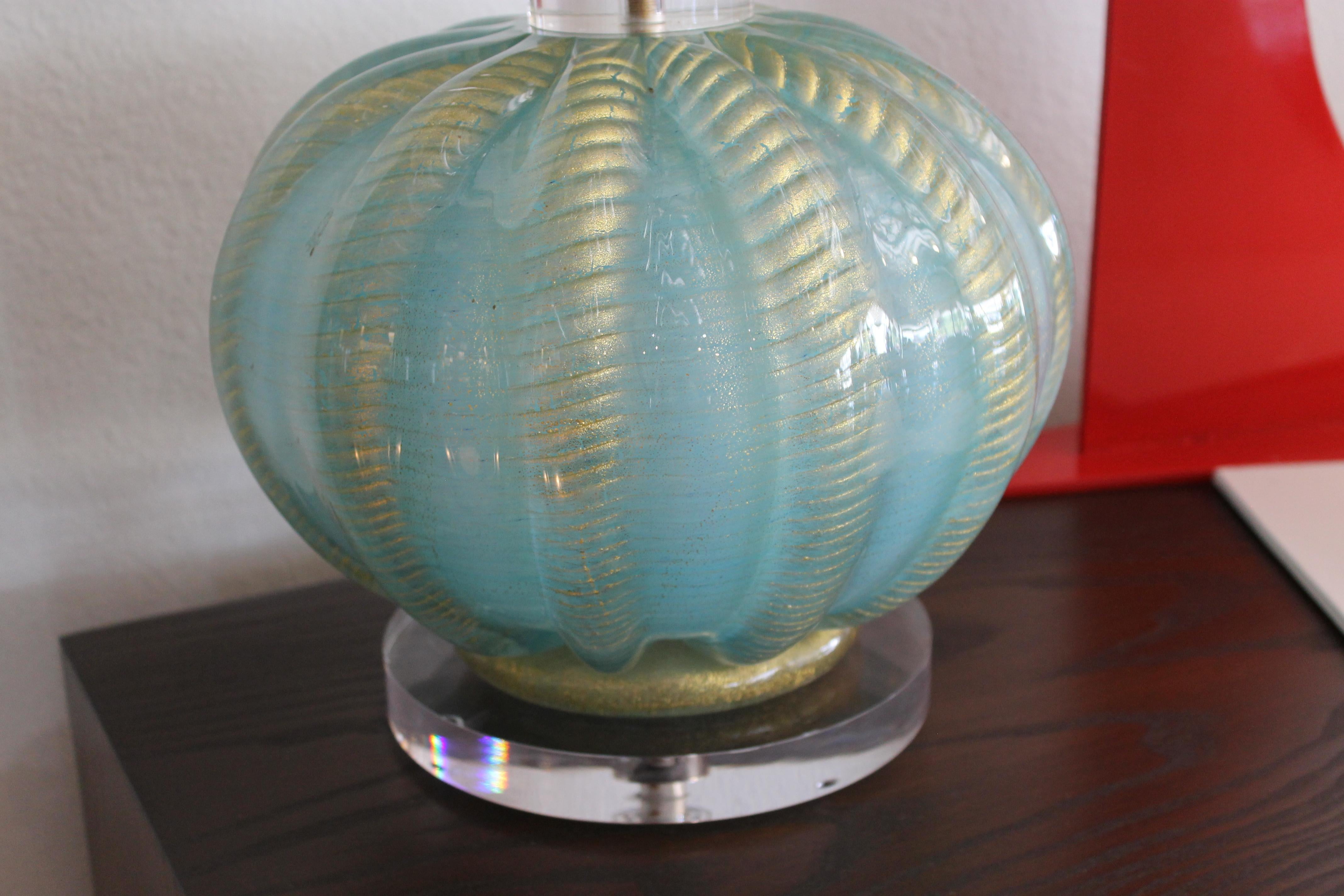 Mid-20th Century Murano Glass and Lucite Table Lamp Attrib. to Barovier & Toso For Sale