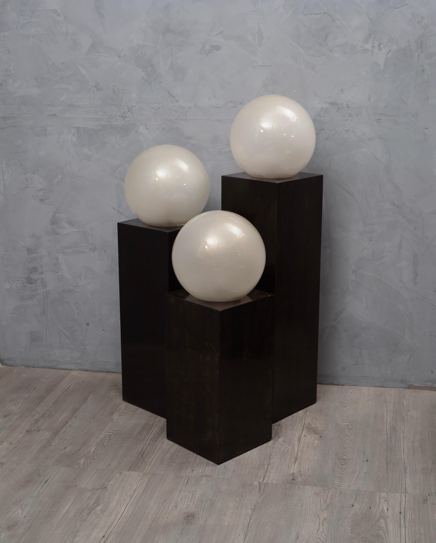 Stunning and unique triptych of floor lamps, with a linear but super-elegant design also due to the use of very precious materials such as Murano glass and ebony / macassar wood.

The table lamps are composed by a series of three large glass spheres
