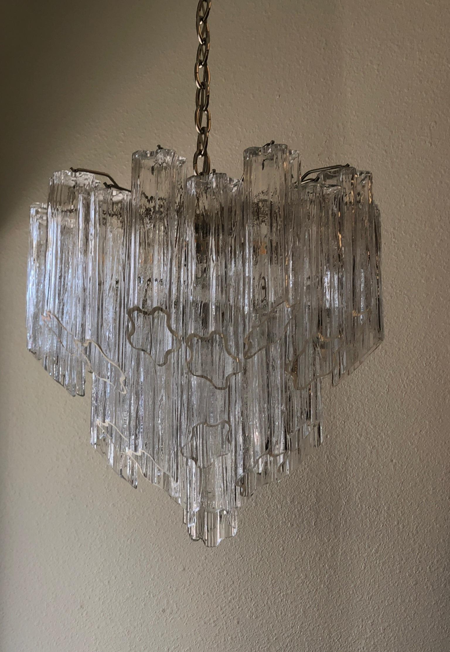 A glamorous 1970’s Italian clear Murano glass “Tronchi” chandelier
Newly rewired and new polish nickel chain.
It takes four regular 75w max. Edison lightbulb.
We can make the chain any length.
Measurements without chain: 20.5” diameter and 22”