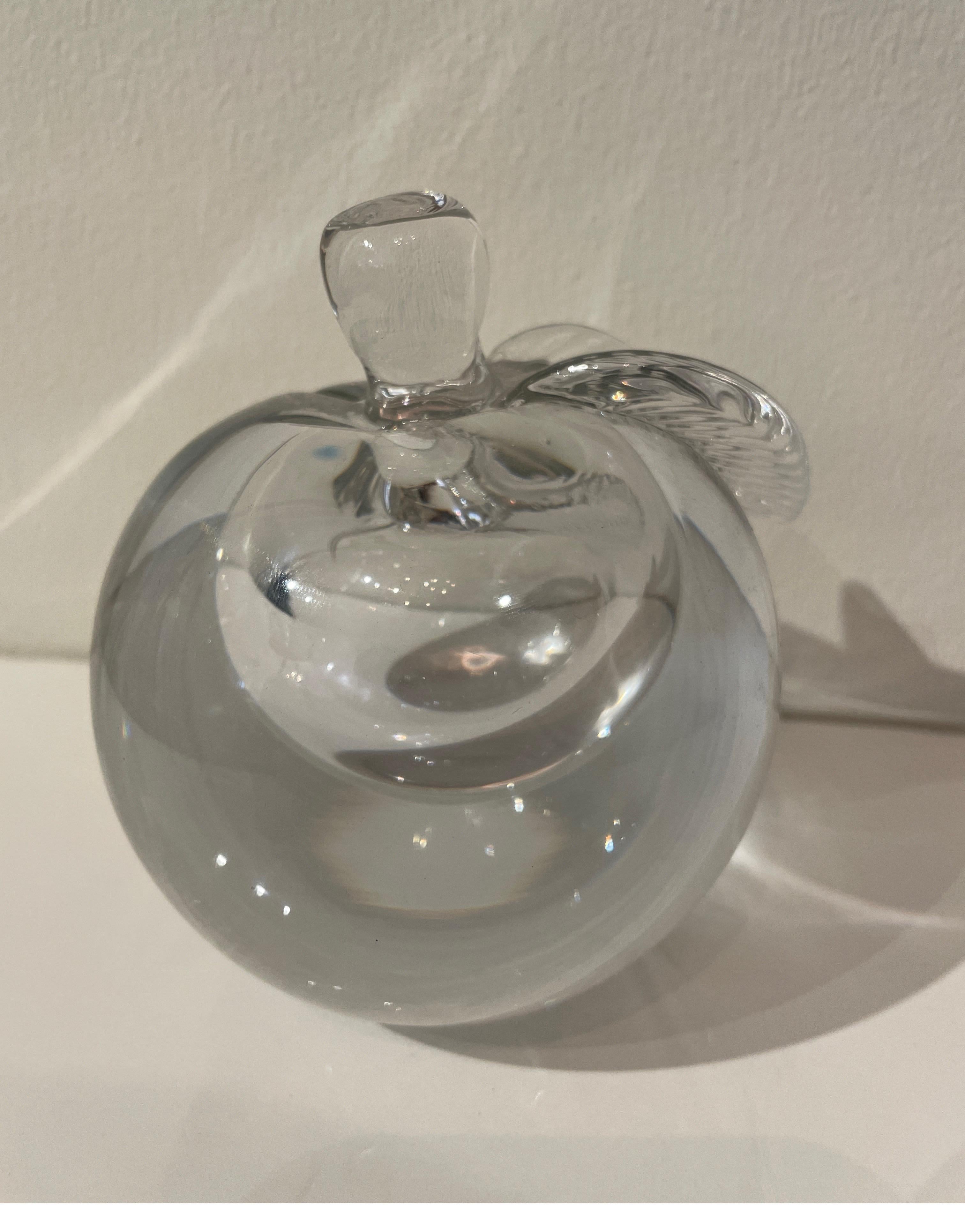 Murano Glass Apple Paperweight by Ogetti In Good Condition For Sale In West Palm Beach, FL