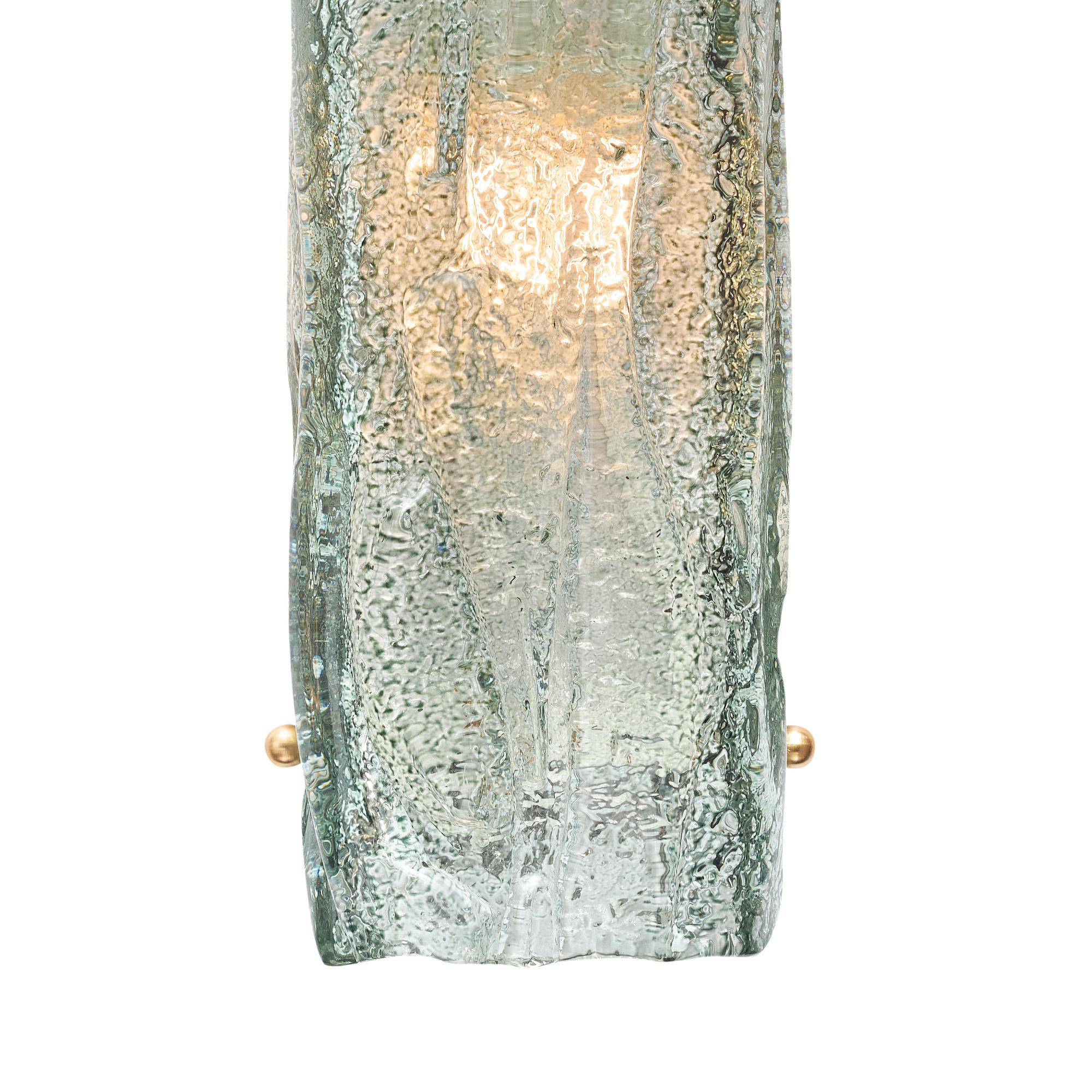 Pareja de apliques de cristal de Murano; Italia, a las afueras de Venecia. Este par está fabricado con la emblemática marca de cristal de Murano, Mazzega. Cada candelabro tiene una preciosa pantalla de cristal texturizado y moldeado de color