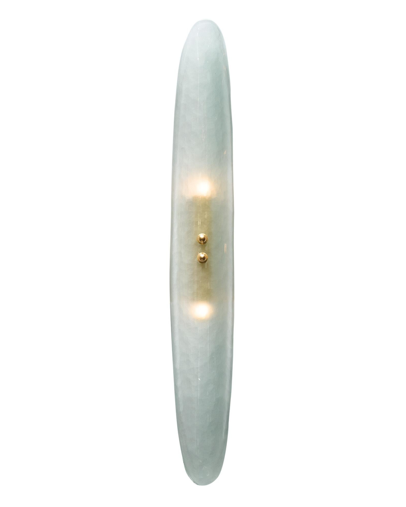Pareja de apliques de cristal de Murano; cada uno elaborado con un único panel curvado de cristal aguamarina soplado a mano sobre un marco de latón. Nos encanta el estilo moderno y la calidad artesanal de estos apliques. Se han cableado de nuevo