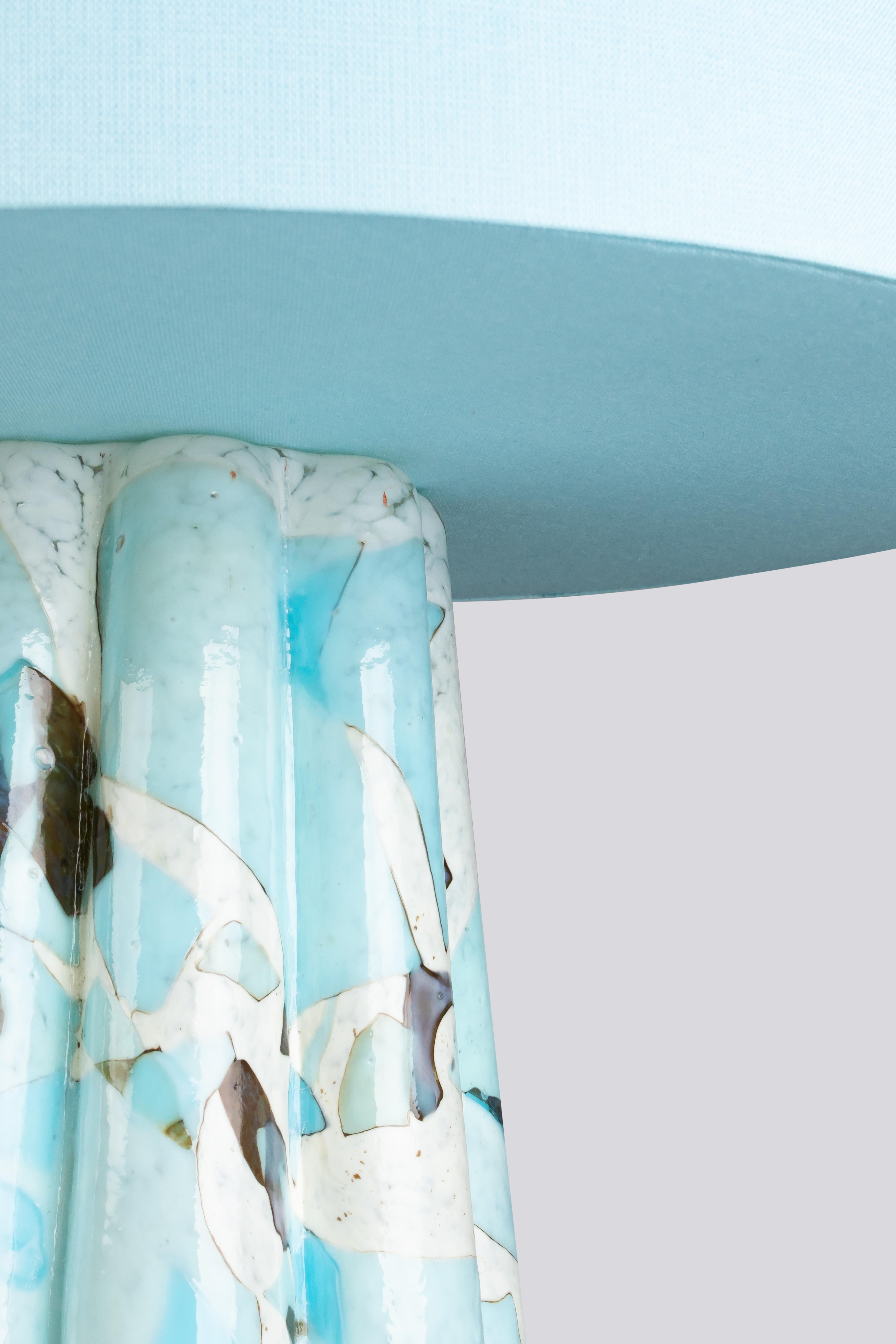 Nous vous présentons notre superbe lampe de table Bucket, véritable témoignage du savoir-faire artisanal. La base de la lampe, réalisée en verre soufflé de Murano selon notre célèbre technique du nougat, présente un captivant motif en forme de fleur