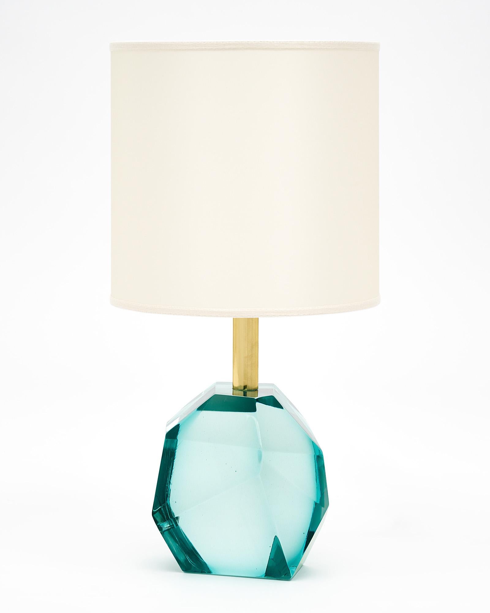 Lampen aus Murano-Glas mit aquamarinfarbenen Steinen, signiert von Alberto Dona. Wir lieben die Modernität der Lampen, die abstrakte Form und die hohe dekorative Wirkung dieses dynamischen Paares. Sie wurden neu verkabelt, um den US-Normen zu