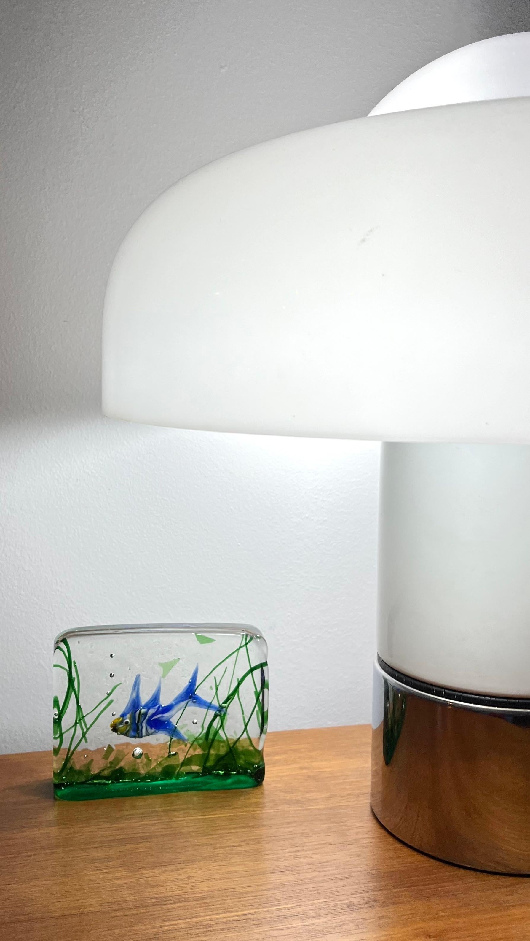 Magnifique aquarium en verre de Murano réalisé par Alfredo Barbini pour Cenedese.
Production des années 1950.
Excellentes conditions. Intact dans toutes ses parties.