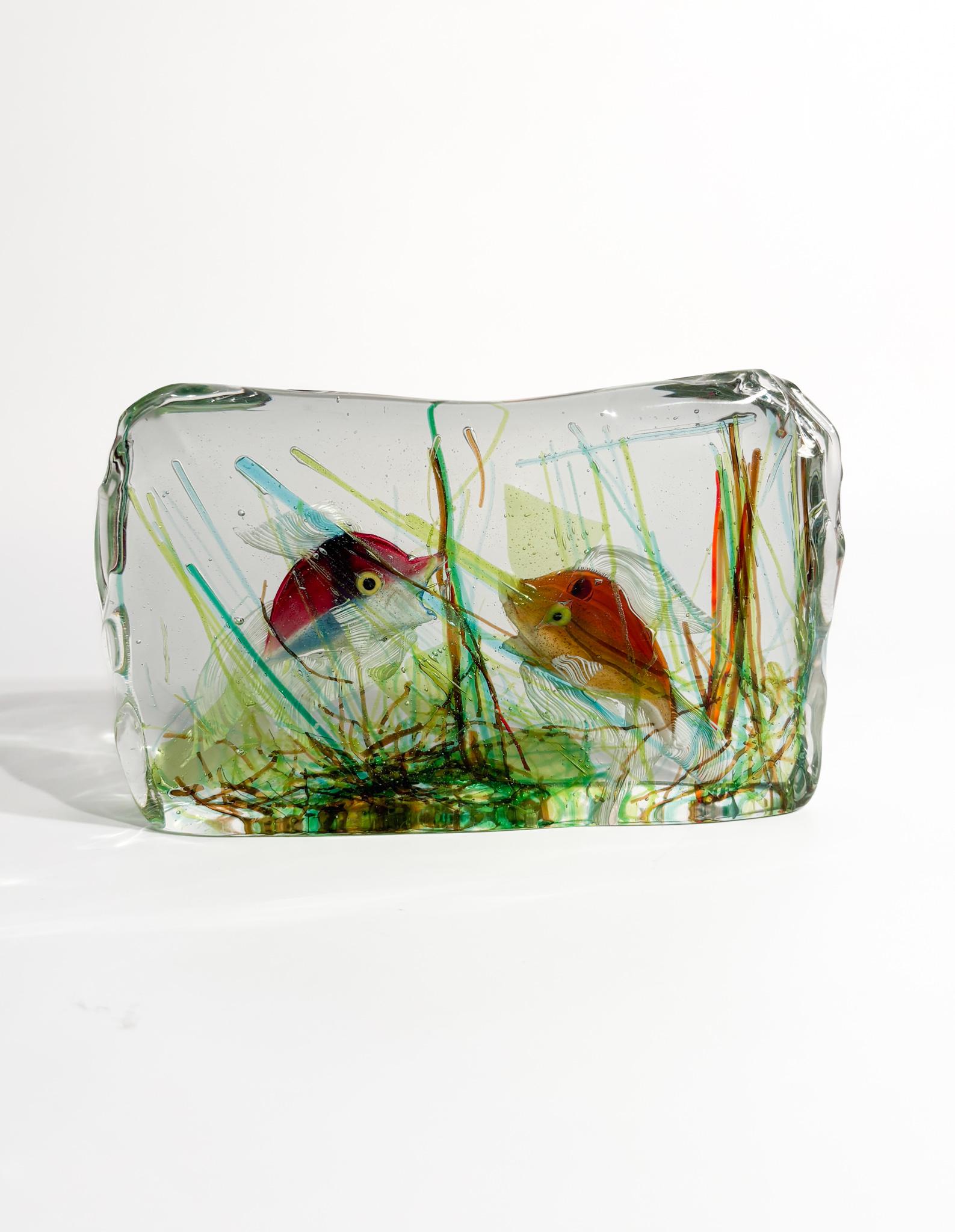 Acuario de cristal de Murano de Vetreria Cenedese con dobles figuras marinas, realizado en los años 50

Ø cm 17 Ø cm 4 h cm 11

Vetreria Cenedese es un nombre que resuena en el universo del vidrio artístico de Murano como sinónimo de excelencia,
