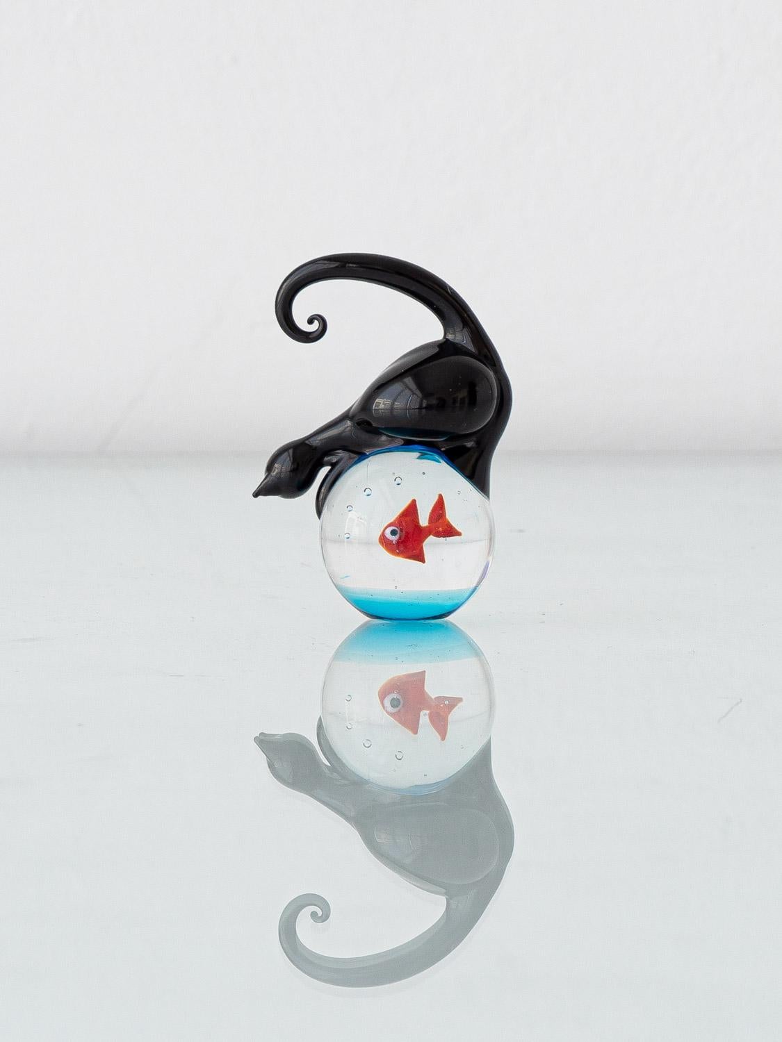 Murano Glass Aquarium Paperweight with Cat and Fish by Tagliapietra In Excellent Condition For Sale In AMSTERDAM, NL