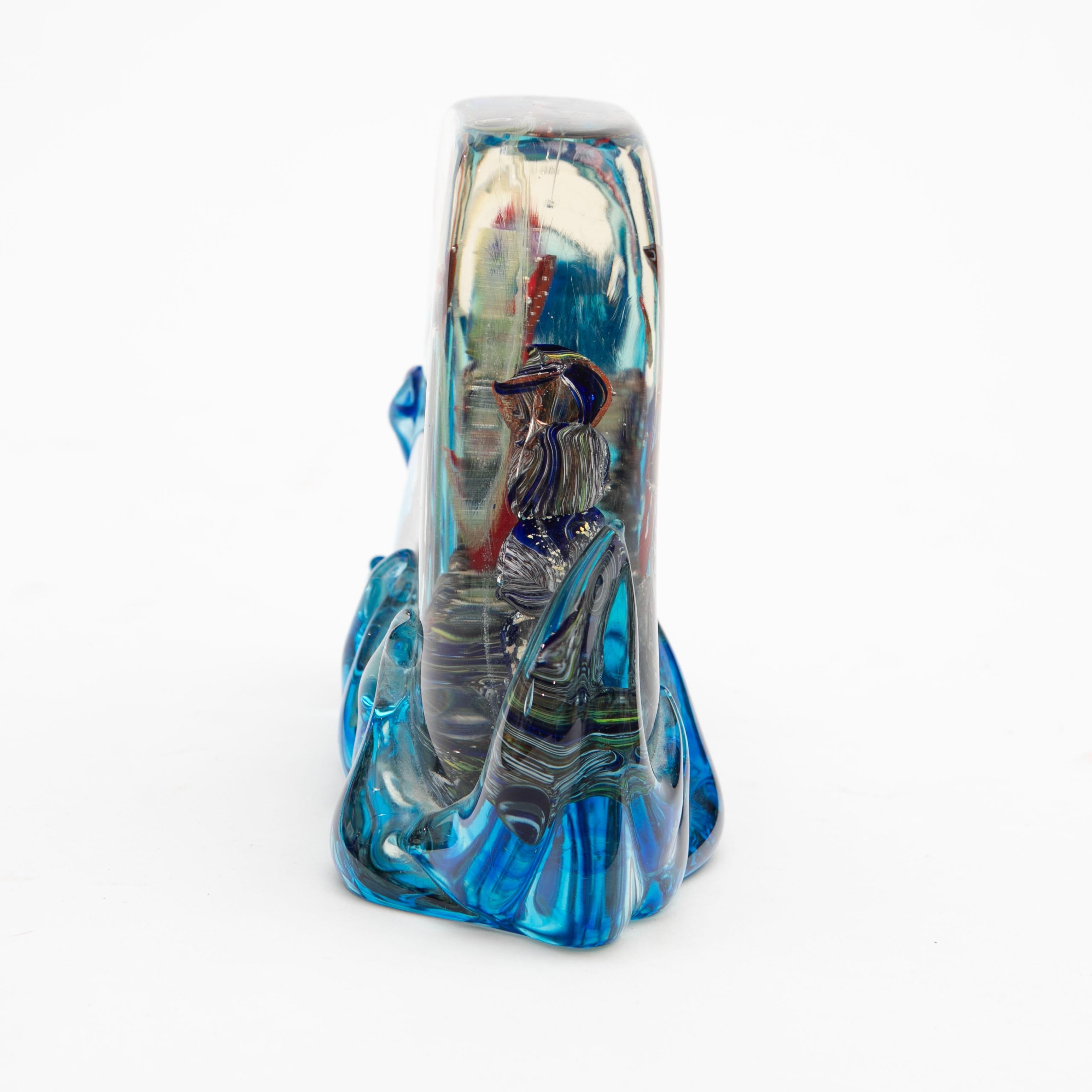 Acuario/arrecife de cristal de Murano con tres peces nadando graciosamente entre cautivadoras olas de cristal azul. Es raro ver olas de cristal azul rodeando el acuario.
Firmado en la base.
Murano, Venecia Italia, años 50
