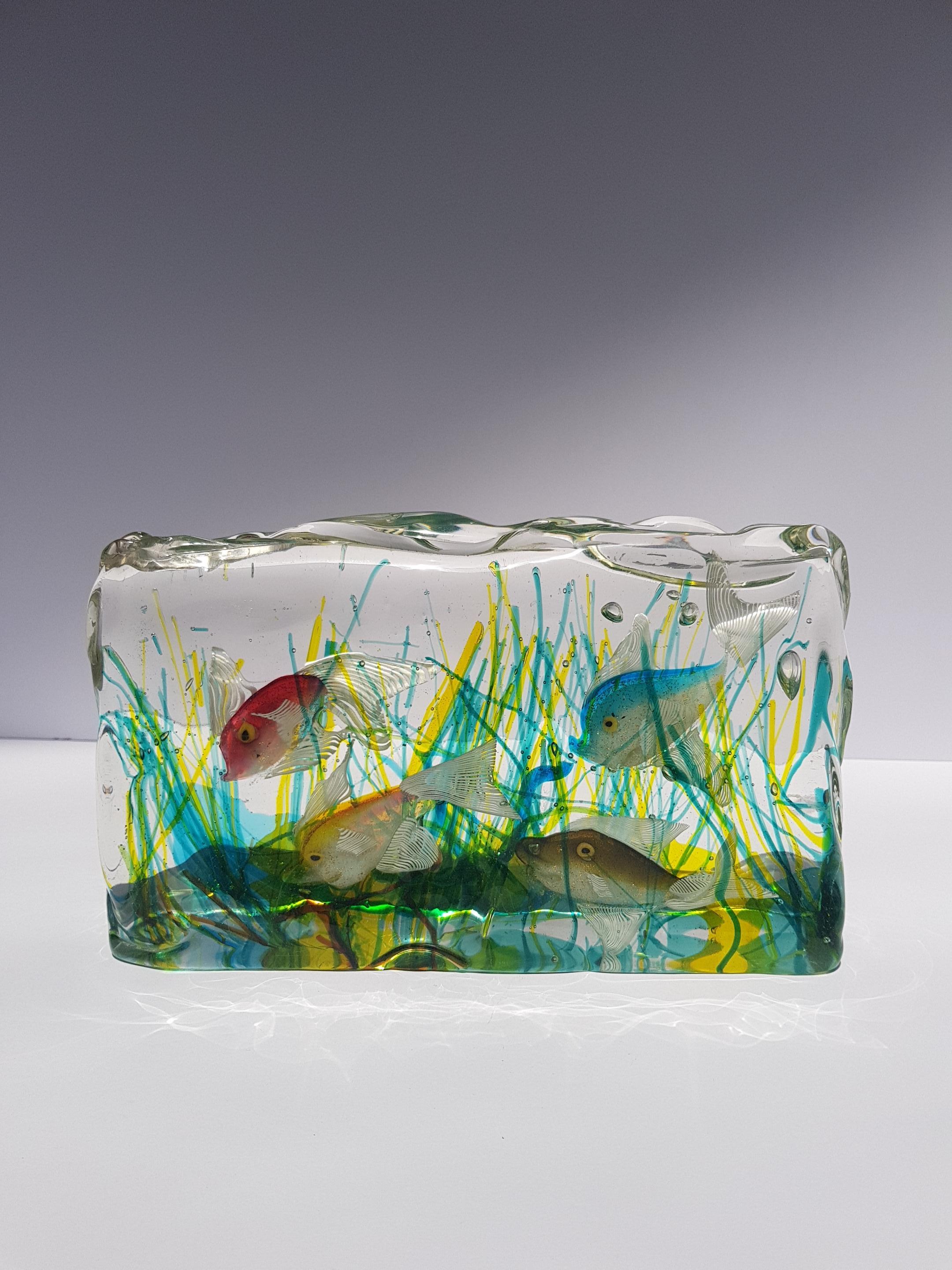 Murano Glass Aquarium Sculpture Block Alfredo Barbini Cenedese Art Glass Fish In Good Condition For Sale In Palm Beach, FL