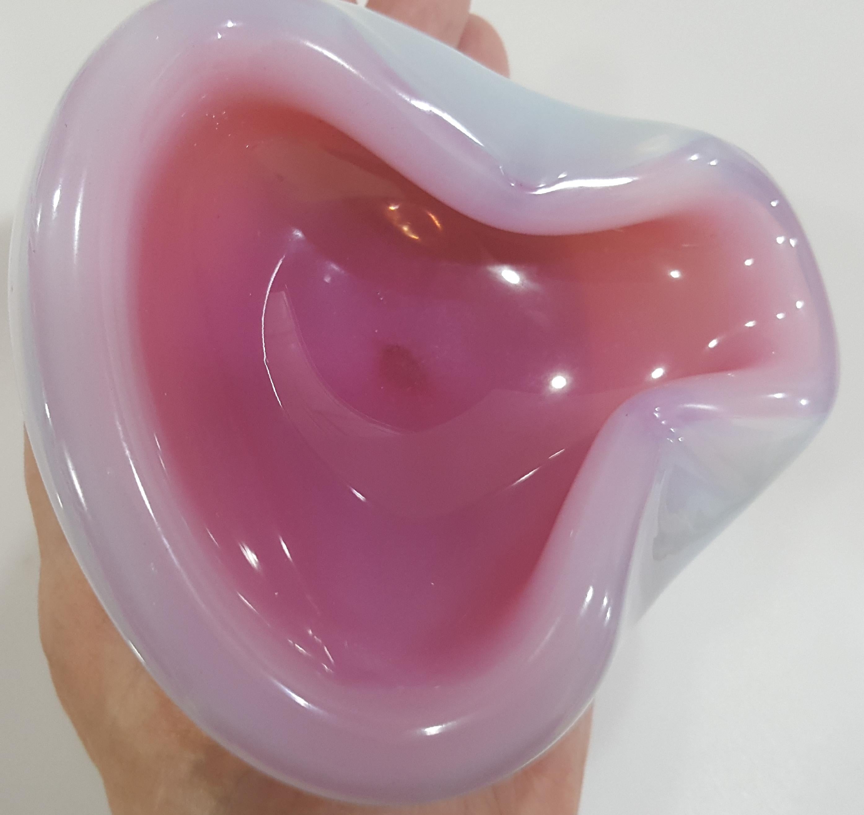 Ciotola/posacenere opalino d'epoca in vetro di Murano Archimede Seguso o Cenedese (sospettato). VENDITA DI CHIUSURA.
*****AVVISO: IL NOSTRO NEGOZIO 1ST DIBS CHIUDE ALLA FINE DI MAGGIO*****
Circa 5