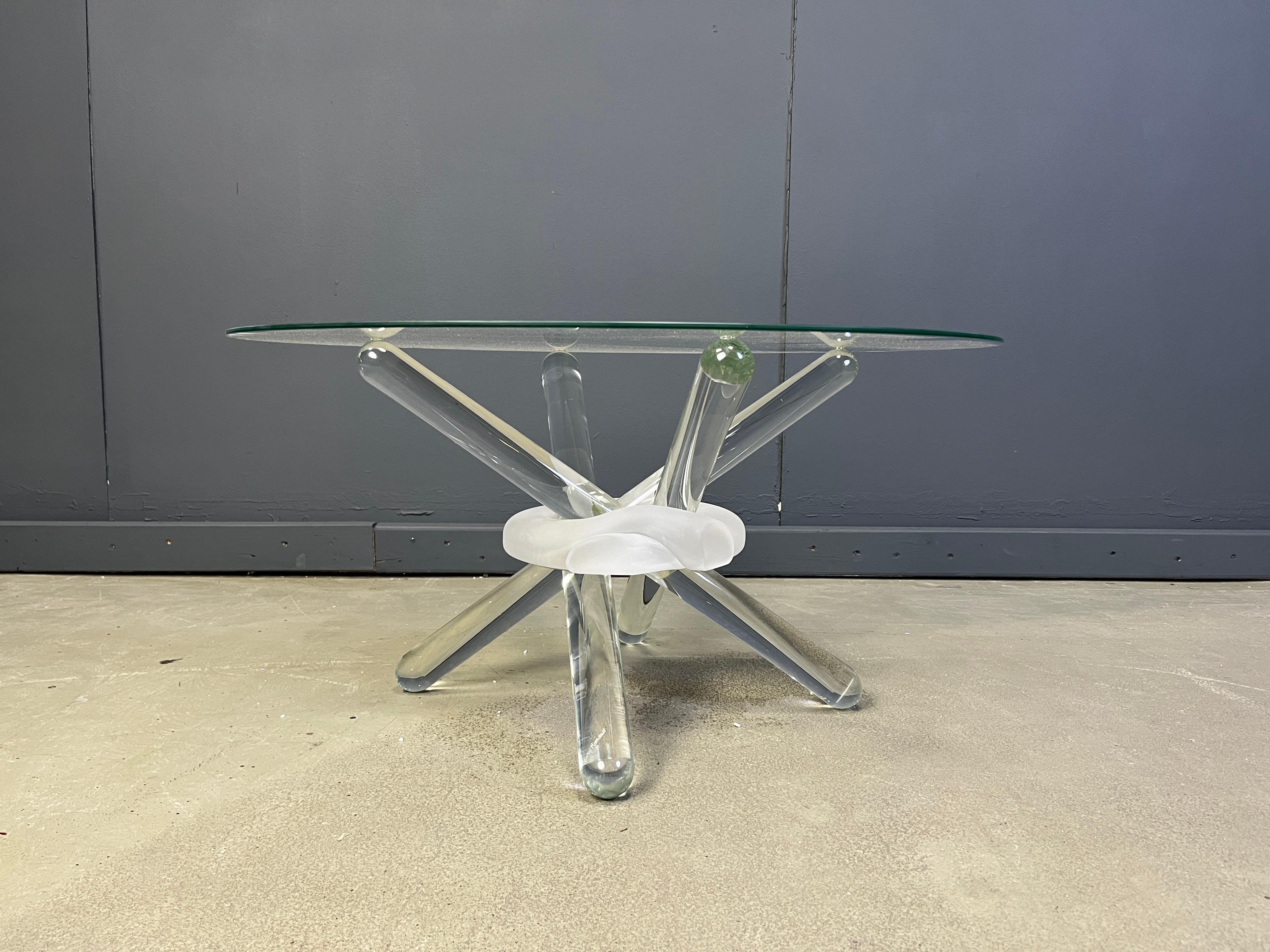 Table basse vintage en verre de Murano par Maurice Barilone pour Reflex Italy. - Modèle Arlequin.

Plateau rond en verre transparent.

Très bon état.

Années 1980 - France/ Italie

Hauteur : 42 cm
Diamètre : 78 cm

Verre personnalisé sur demande