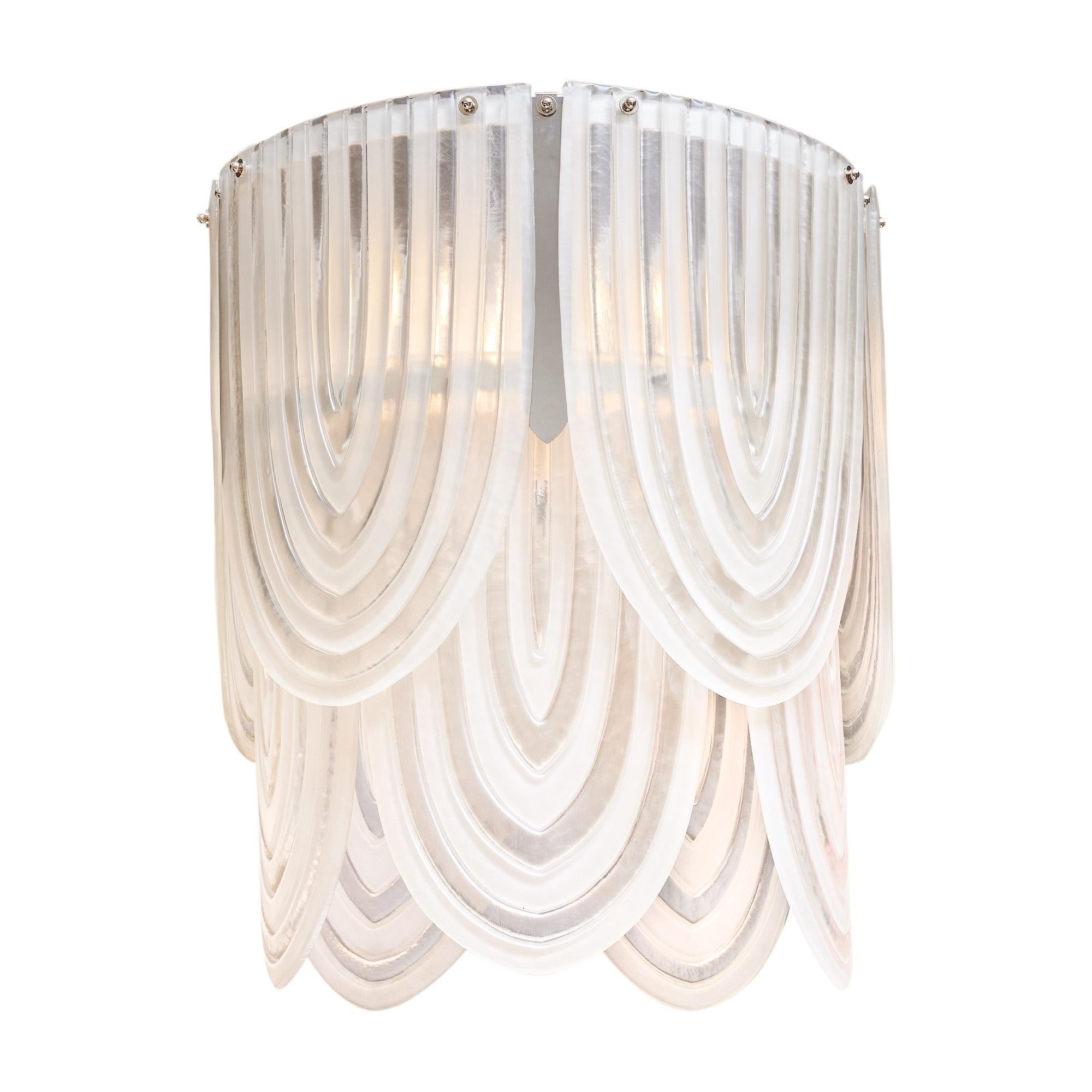 Lampadario di Murano, Italia, vicino a Venezia. Questo apparecchio è caratterizzato da pezzi di vetro soffiato e modellato a mano in vetro bianco. Ogni pezzo di vetro ha uno stile Deco drappeggiato ed è fissato con terminali cromati. La struttura