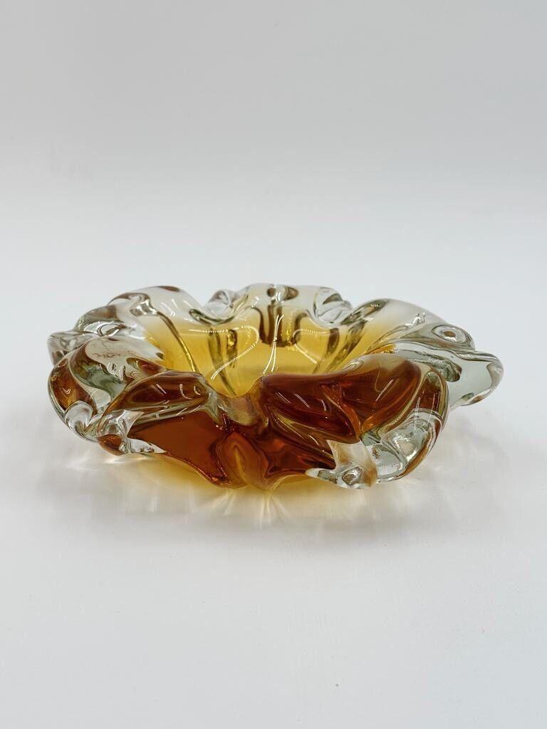 Un refinado cenicero de cristal de Murano de los años 60, de líneas sinuosas y elegante color ámbar, capaz de añadir un toque extra a su decoración.


Anchura 18 cm

Profundidad 18 cm

Altura 5 cm
