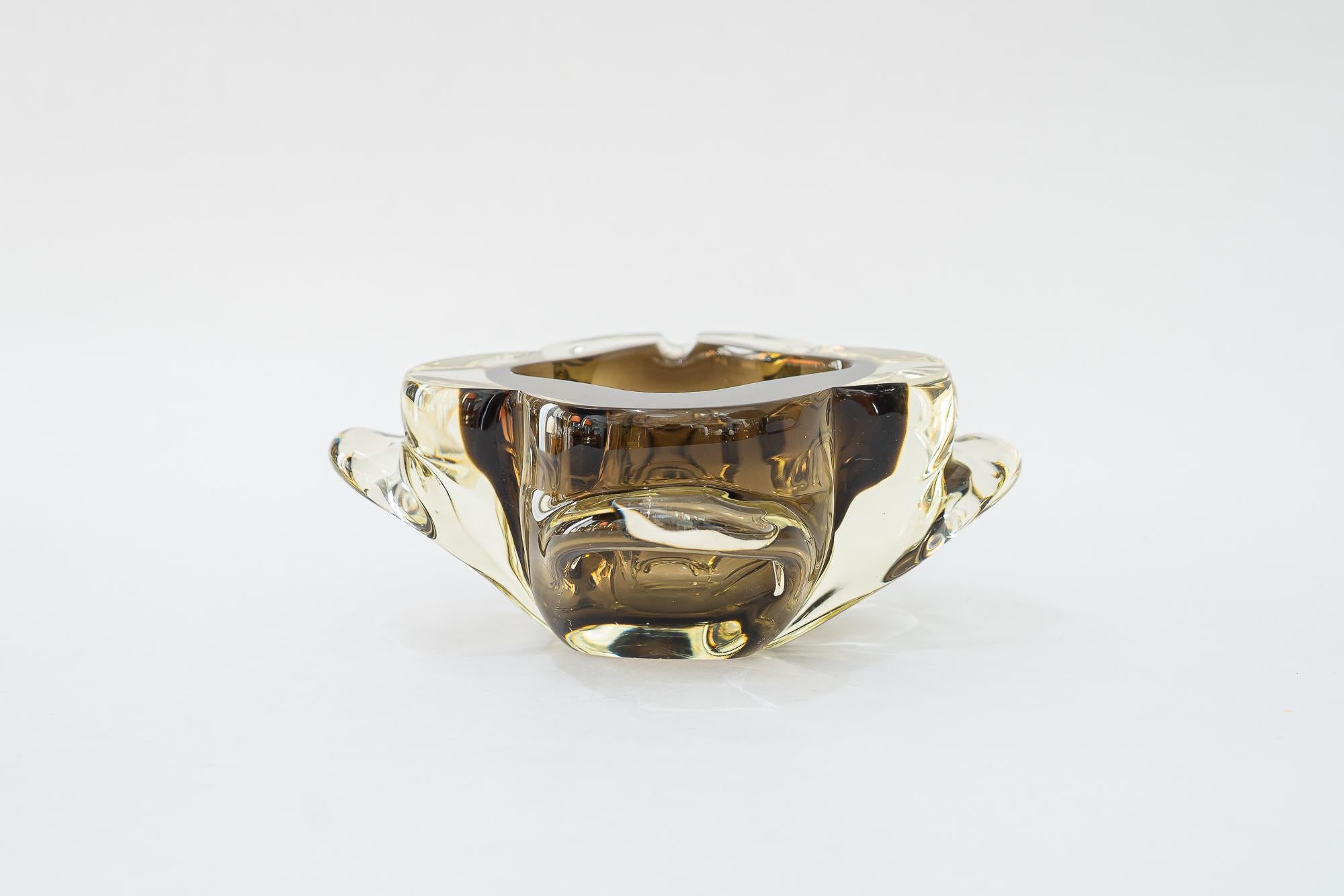 Murano Glas Aschenbecher um 1960
Braun mit Klarglas
Teilweise geschliffenes Glas
Ursprünglicher Zustand