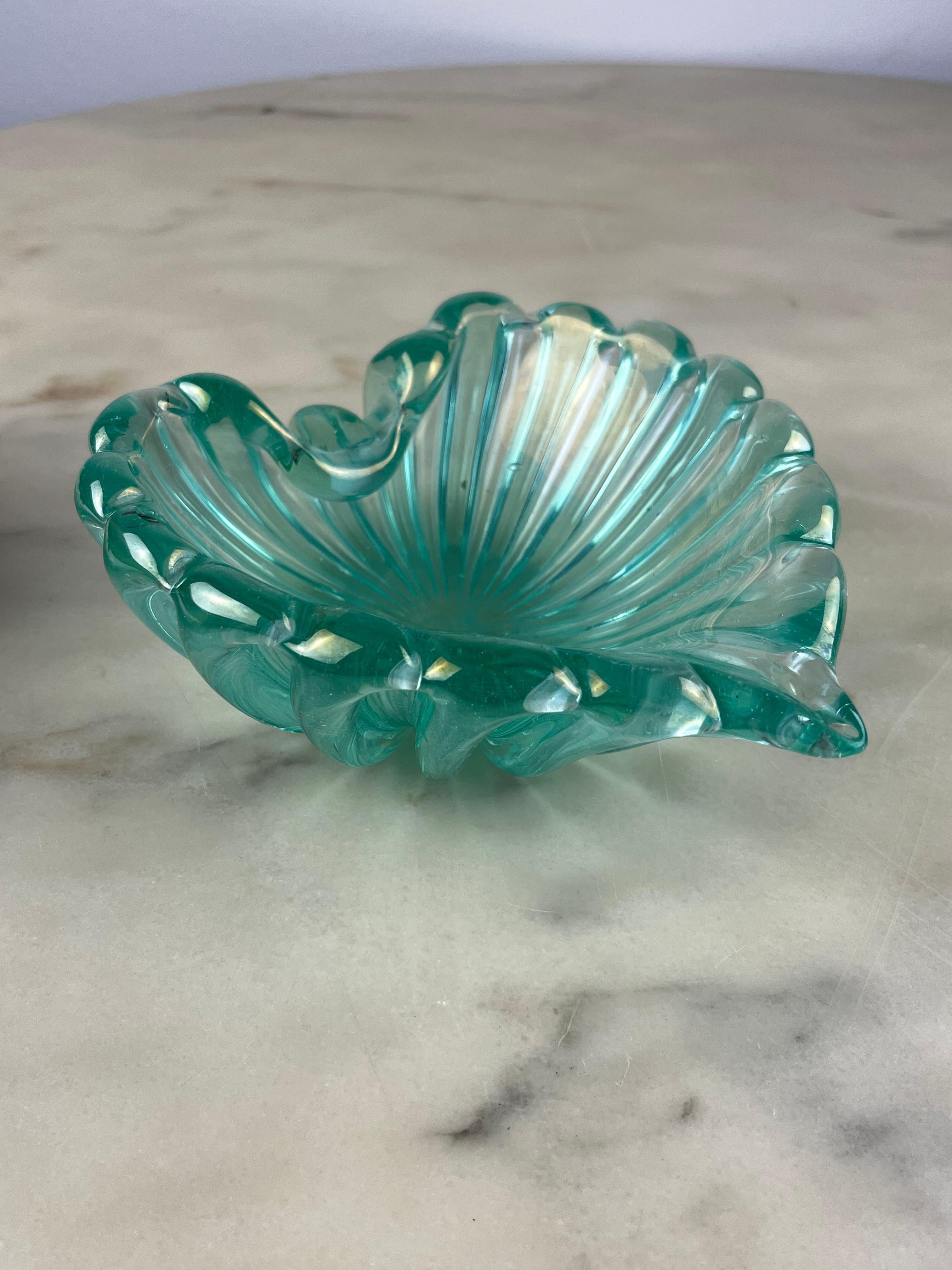 Murano glass ashtray, attributed to Barovier & Toso, Italy, 1950s.
Nile green colour, it was bought by my great-grandfather in Venice.
It has a small chip, as evidenced by one of the descriptive photographs.
Very rare object to find today.

Barovier
