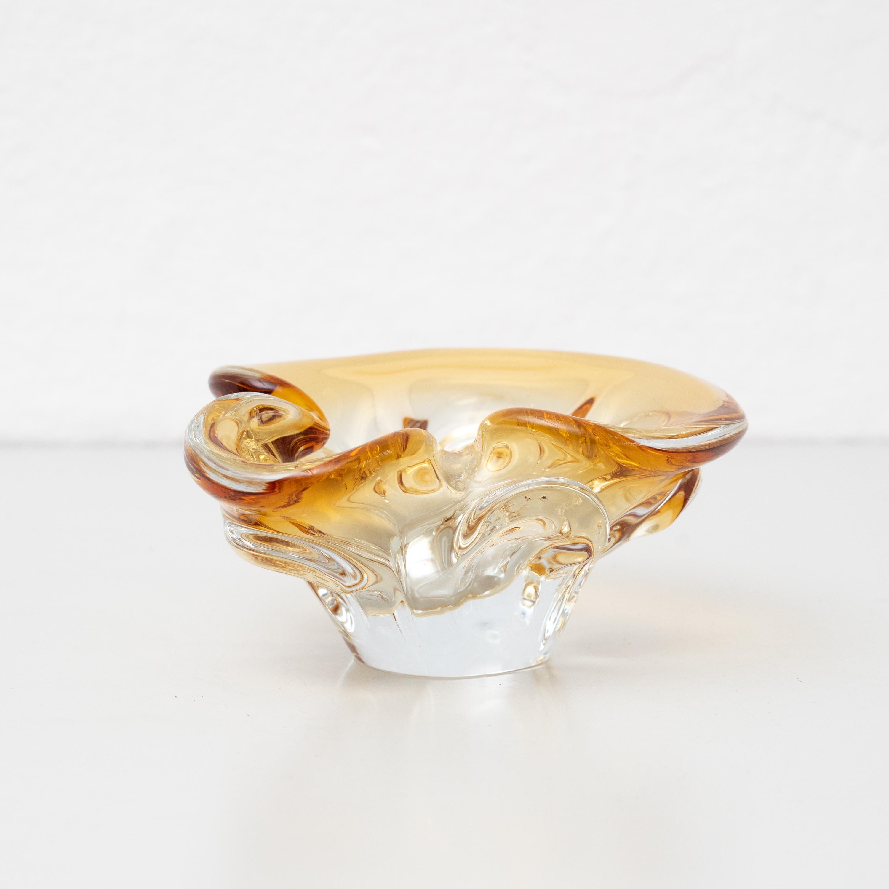 Murano glass ashtray, circa 1970.
Manufactured in Italy.

In original condition, with minor wear consistent of age and use, preserving a beautiful patina.

Materials:
Glass.