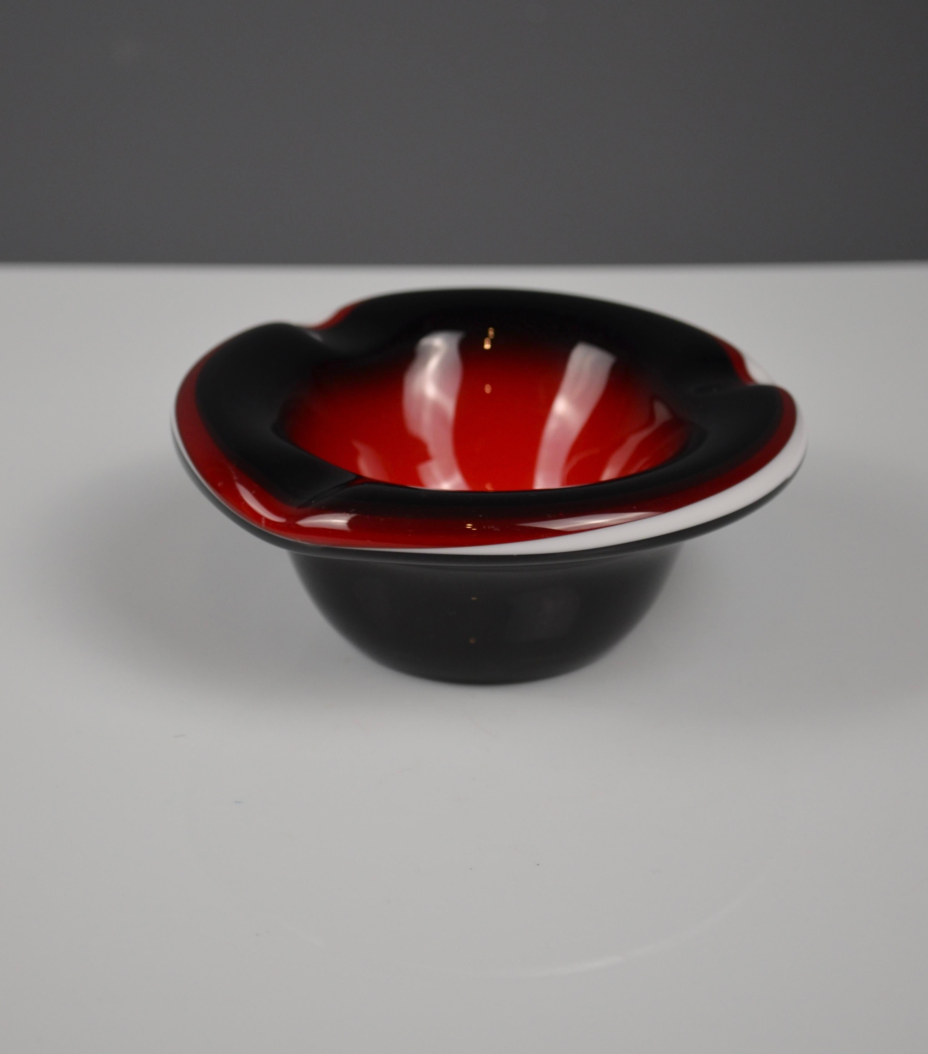 Posacenere in vetro di Murano in rosso, nero e bianco in vendita 3
