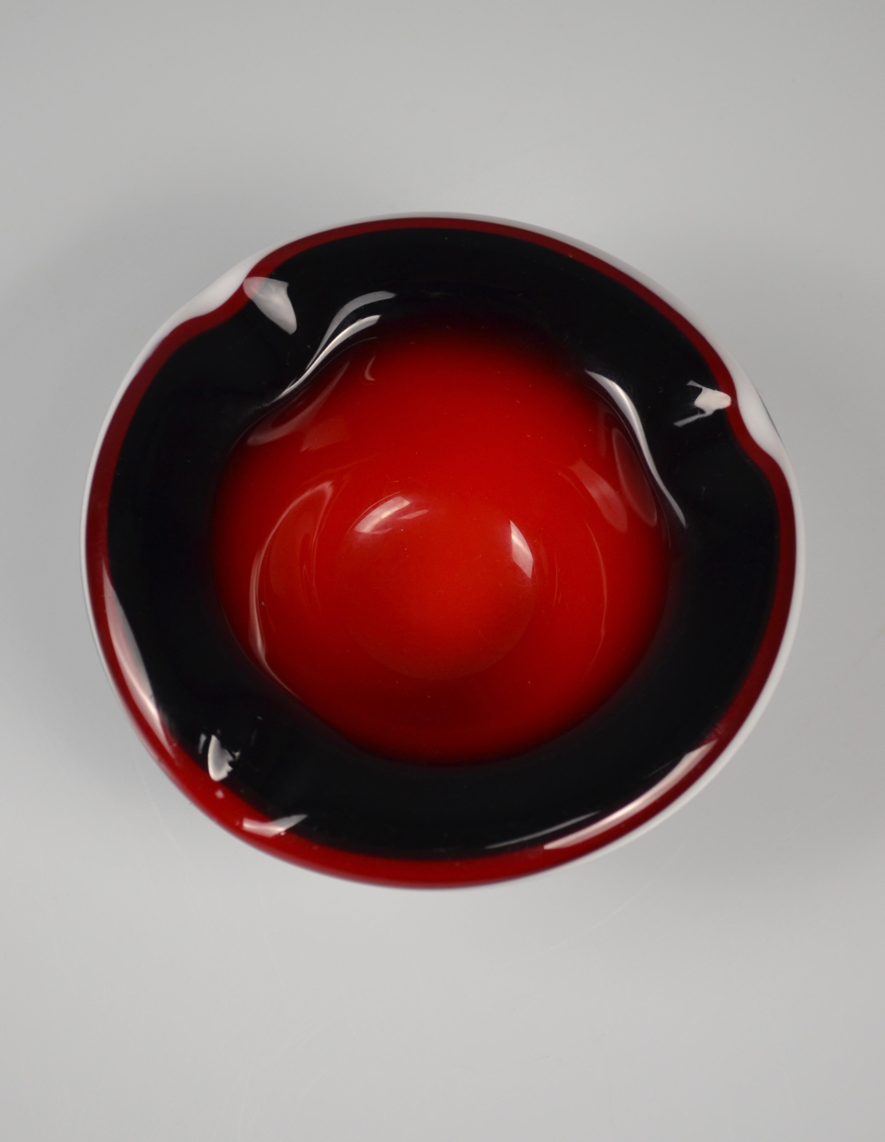 Posacenere in vetro di Murano in rosso, nero e bianco in vendita 4