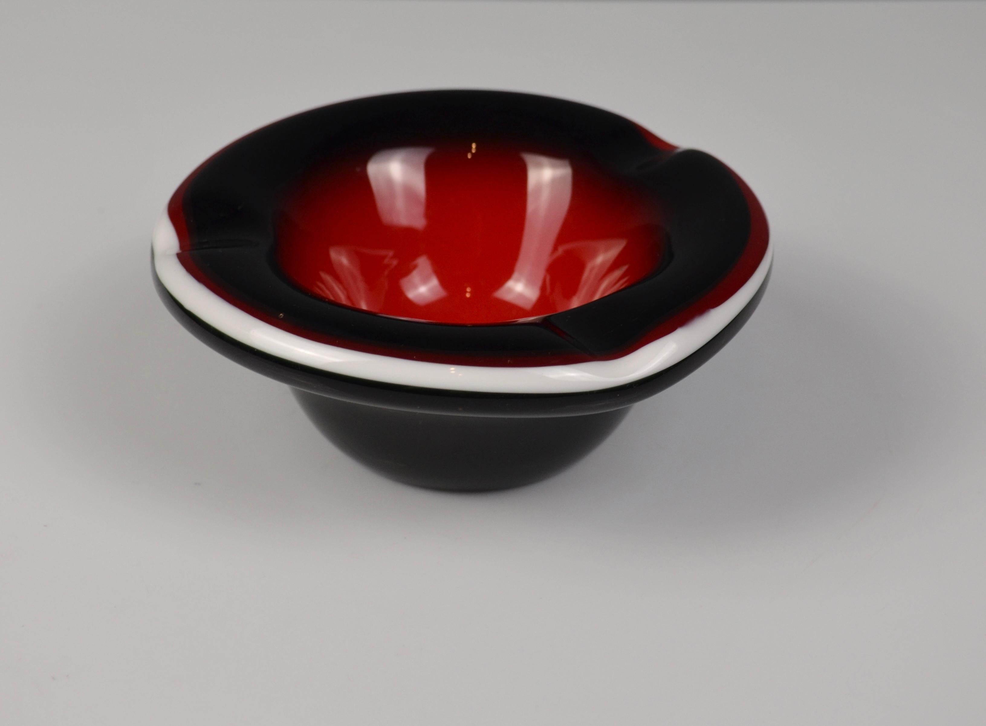 Posacenere in vetro di Murano in rosso, nero e bianco in vendita 5