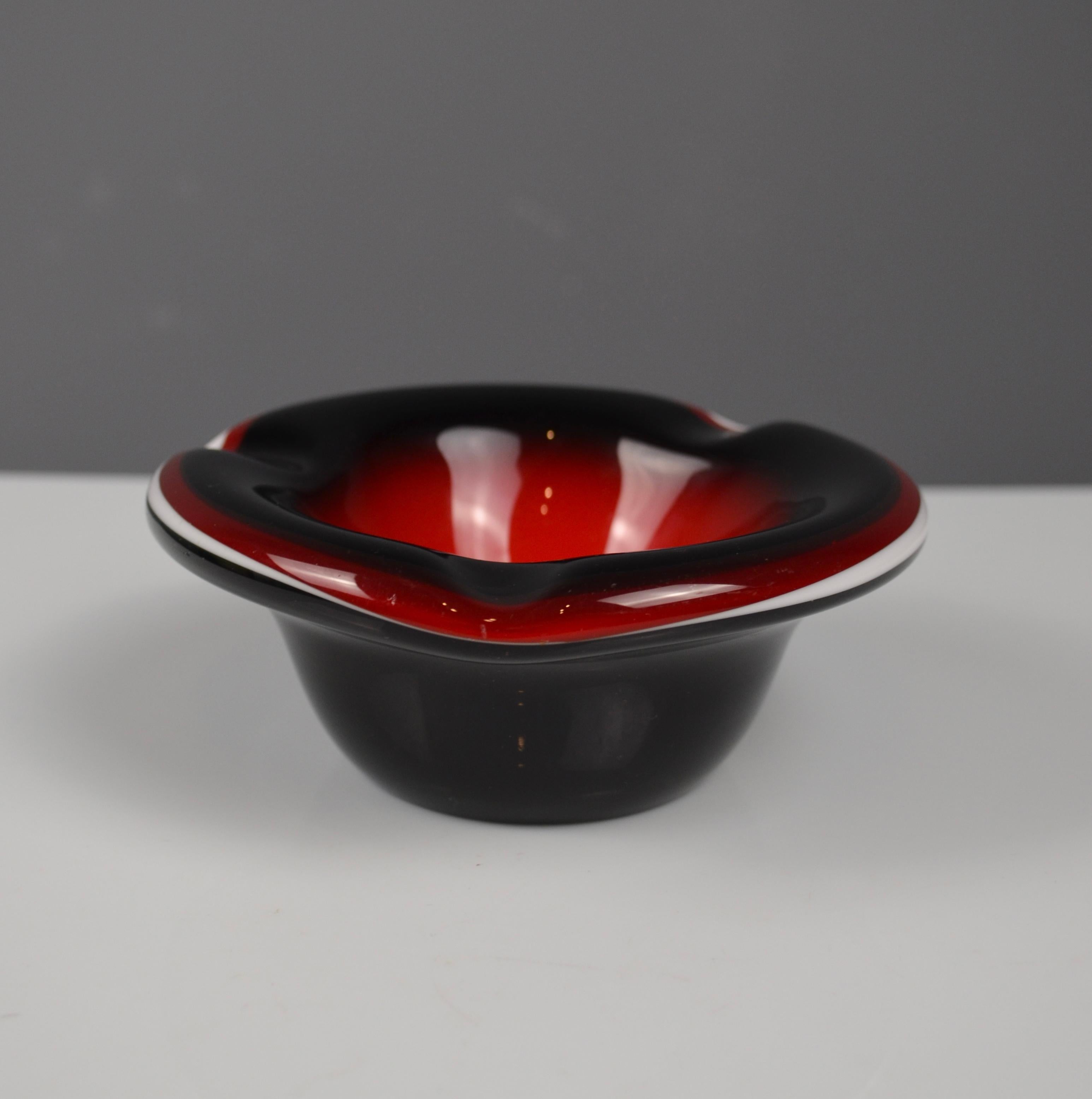 Posacenere in vetro di Murano in rosso, nero e bianco in vendita 6