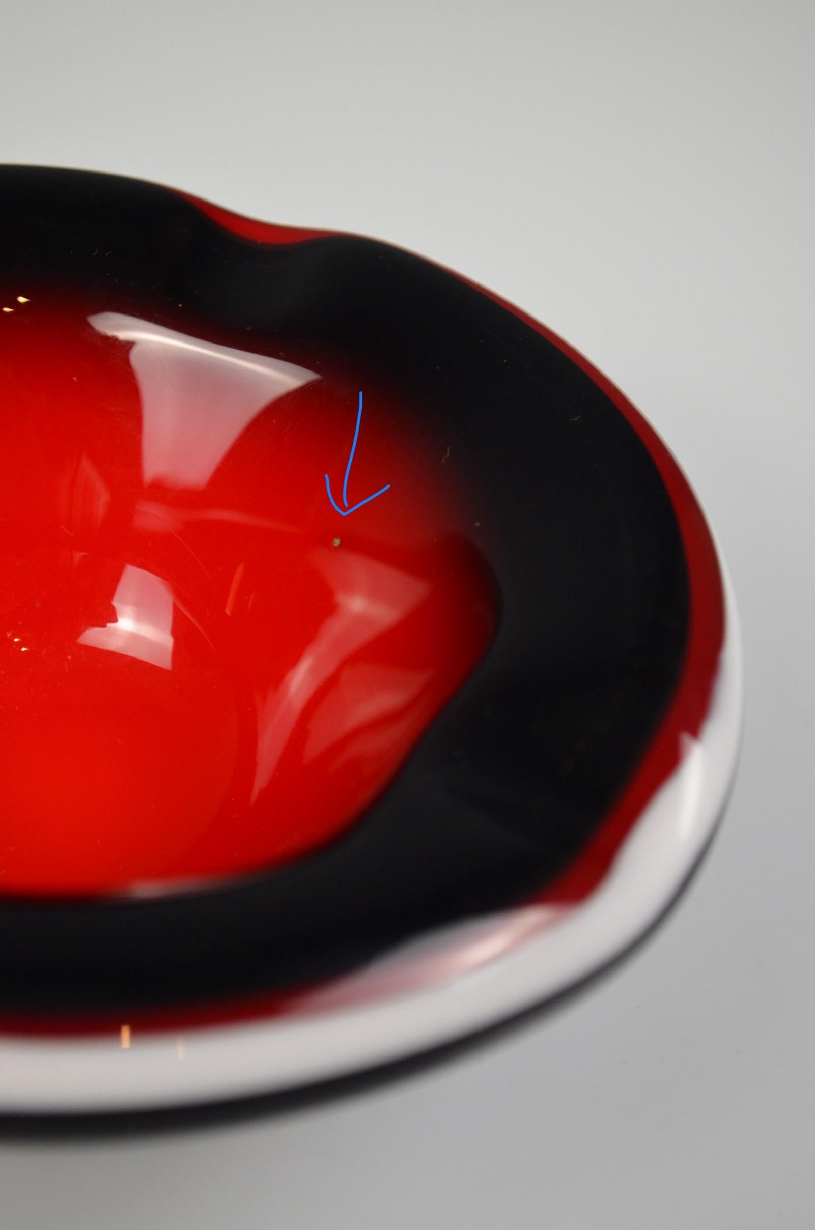Mid-Century moderno Posacenere in vetro di Murano in rosso, nero e bianco in vendita
