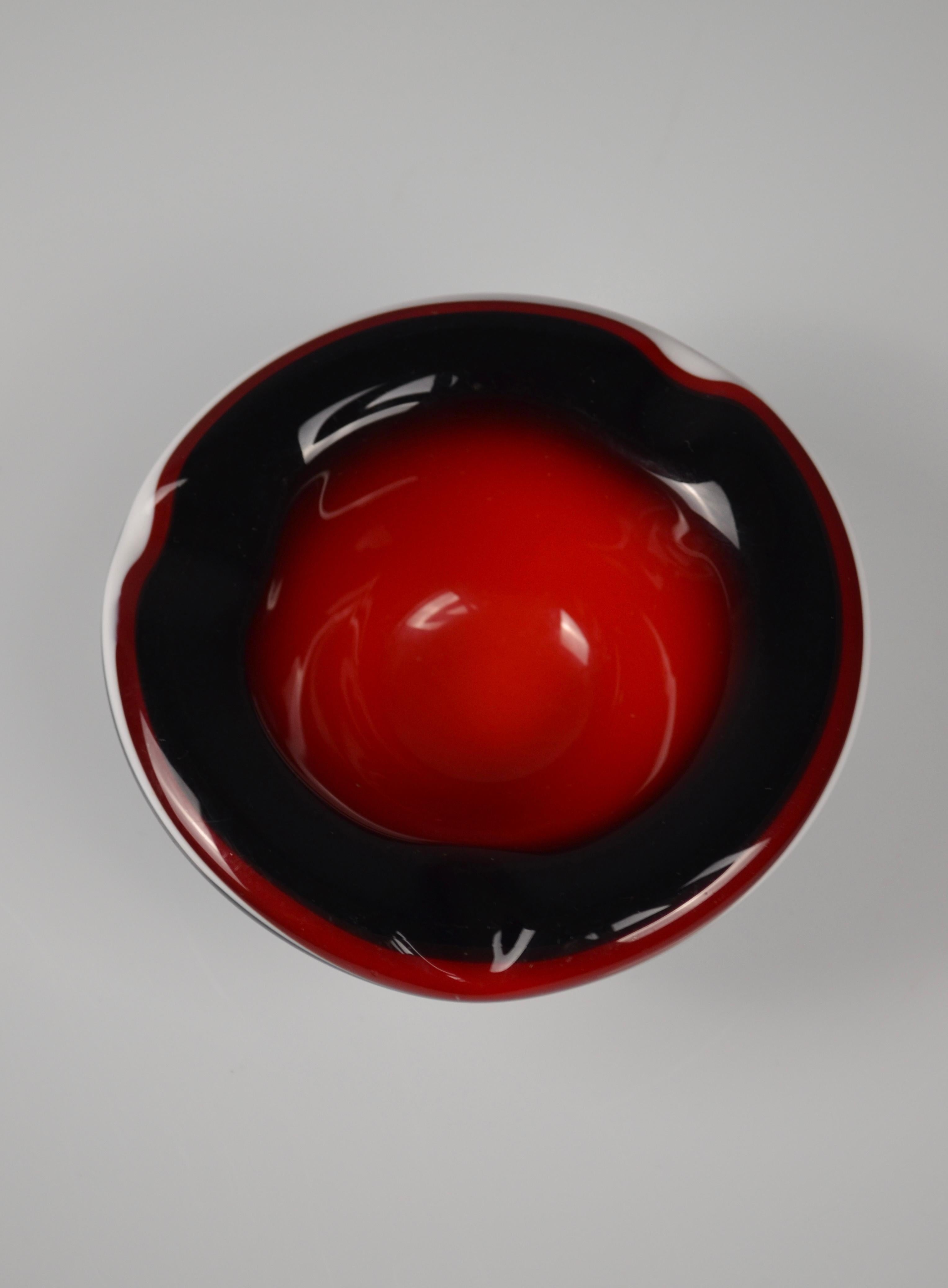 Italiano Posacenere in vetro di Murano in rosso, nero e bianco in vendita