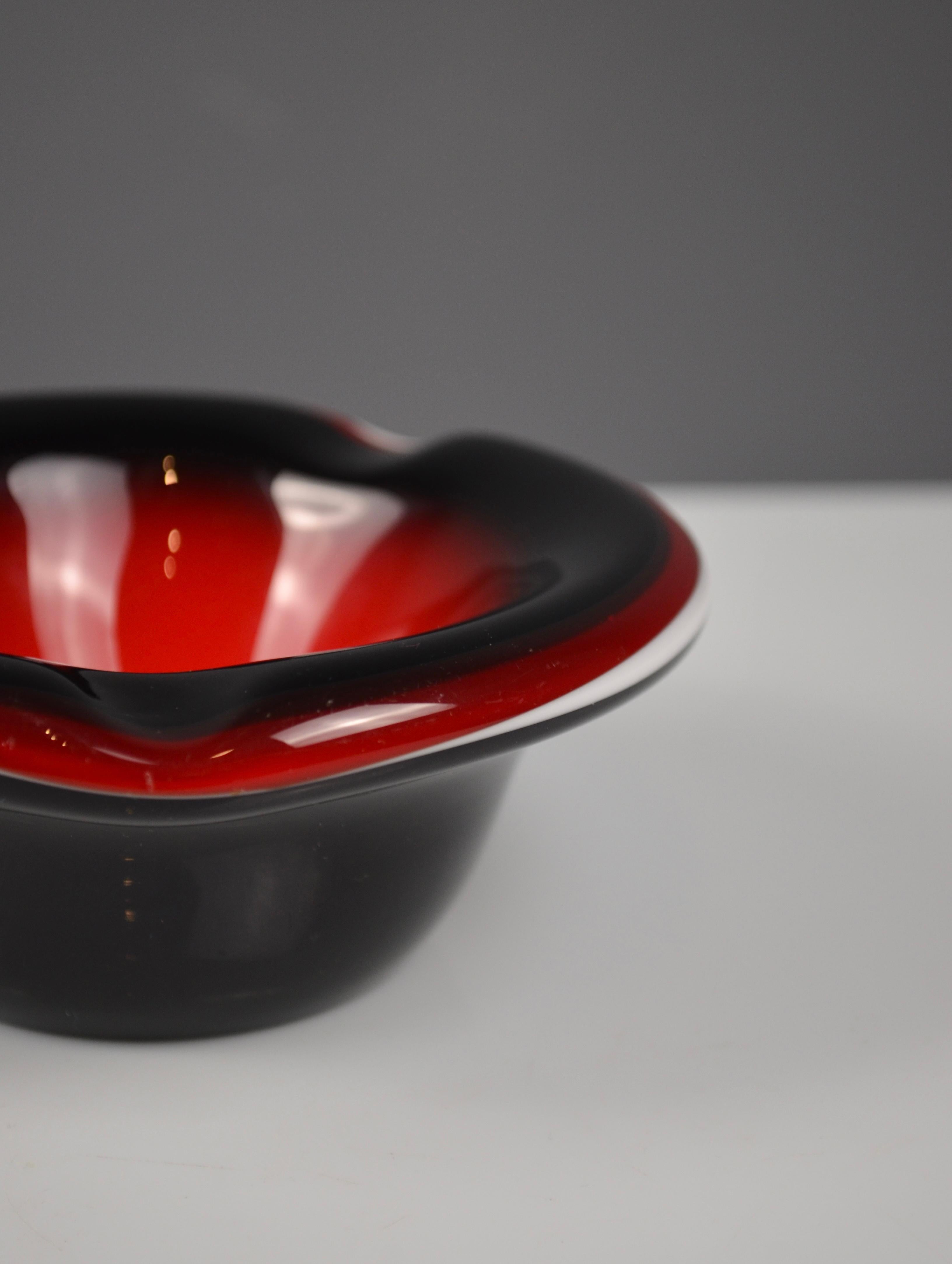 Posacenere in vetro di Murano in rosso, nero e bianco In condizioni buone in vendita a Marinha Grande, PT