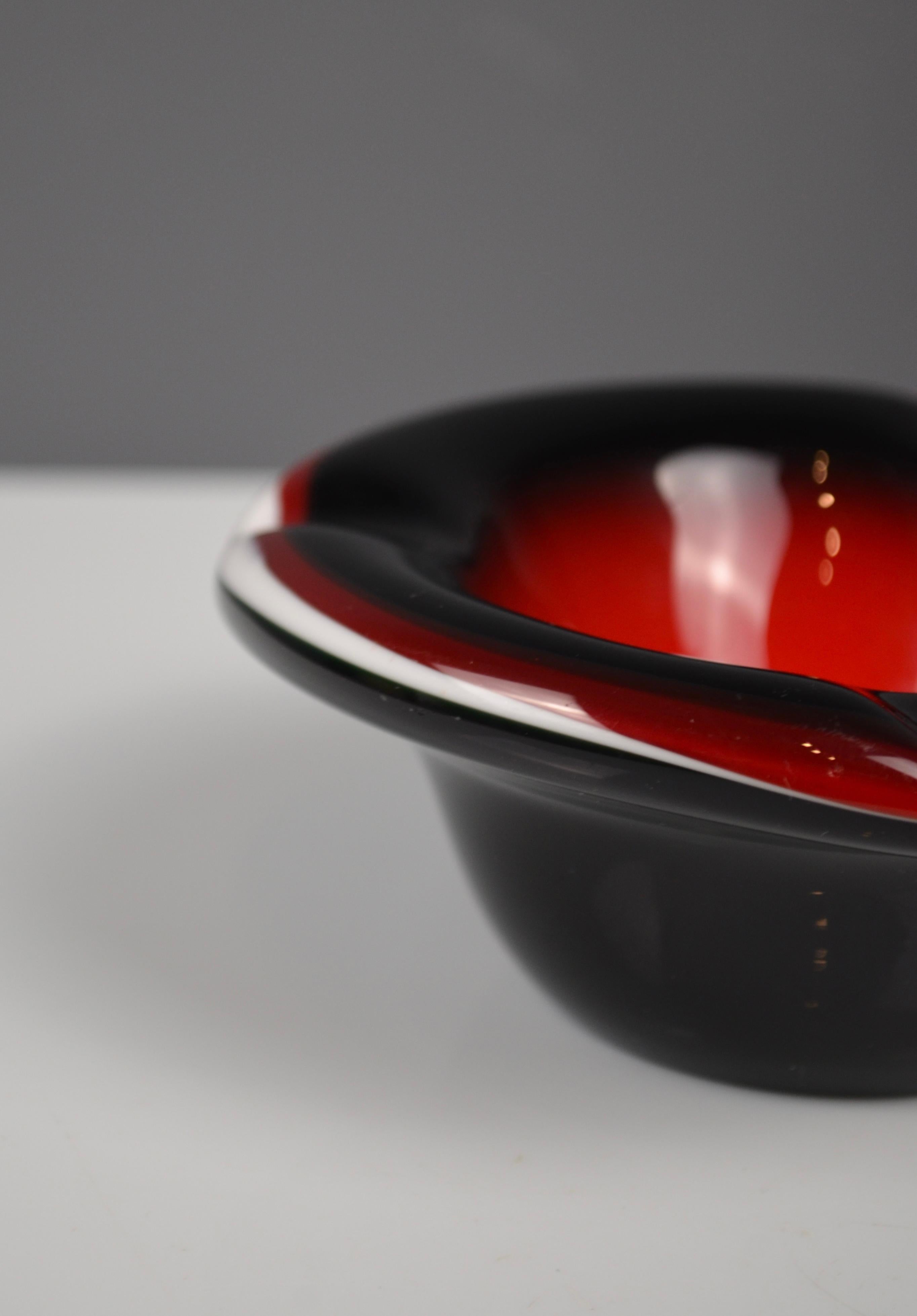 Metà XX secolo Posacenere in vetro di Murano in rosso, nero e bianco in vendita