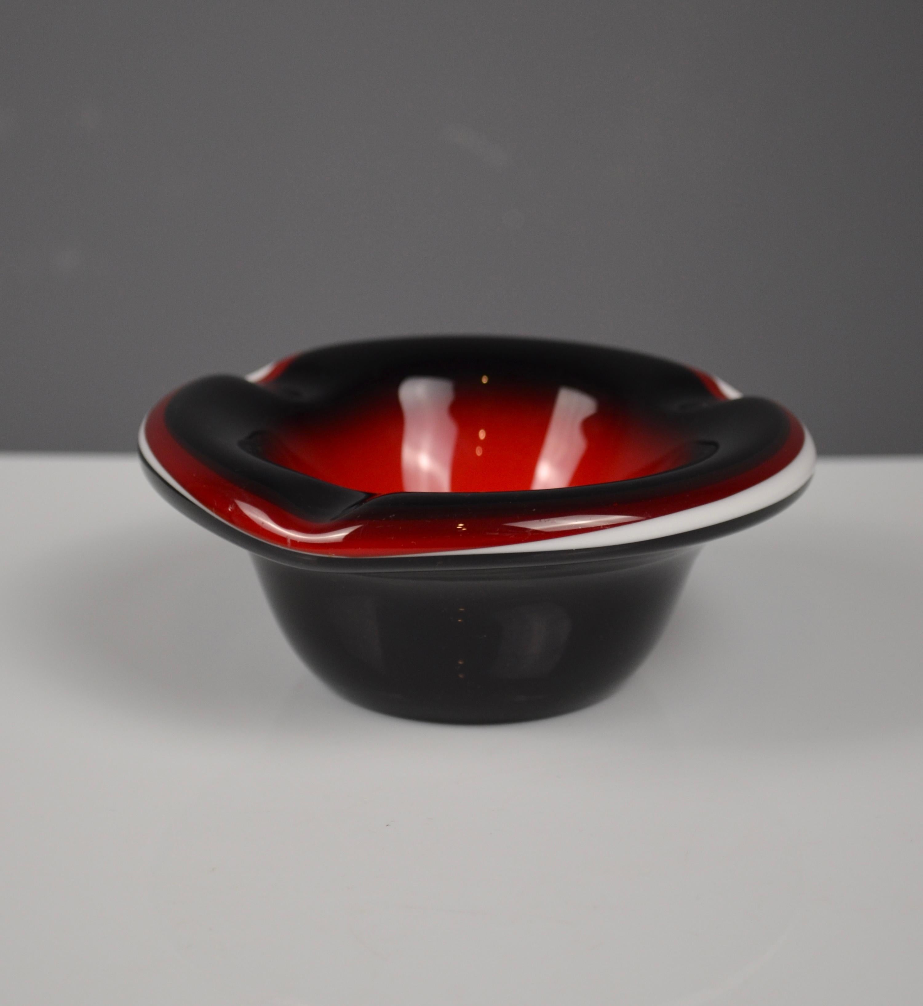 Vetro Posacenere in vetro di Murano in rosso, nero e bianco in vendita